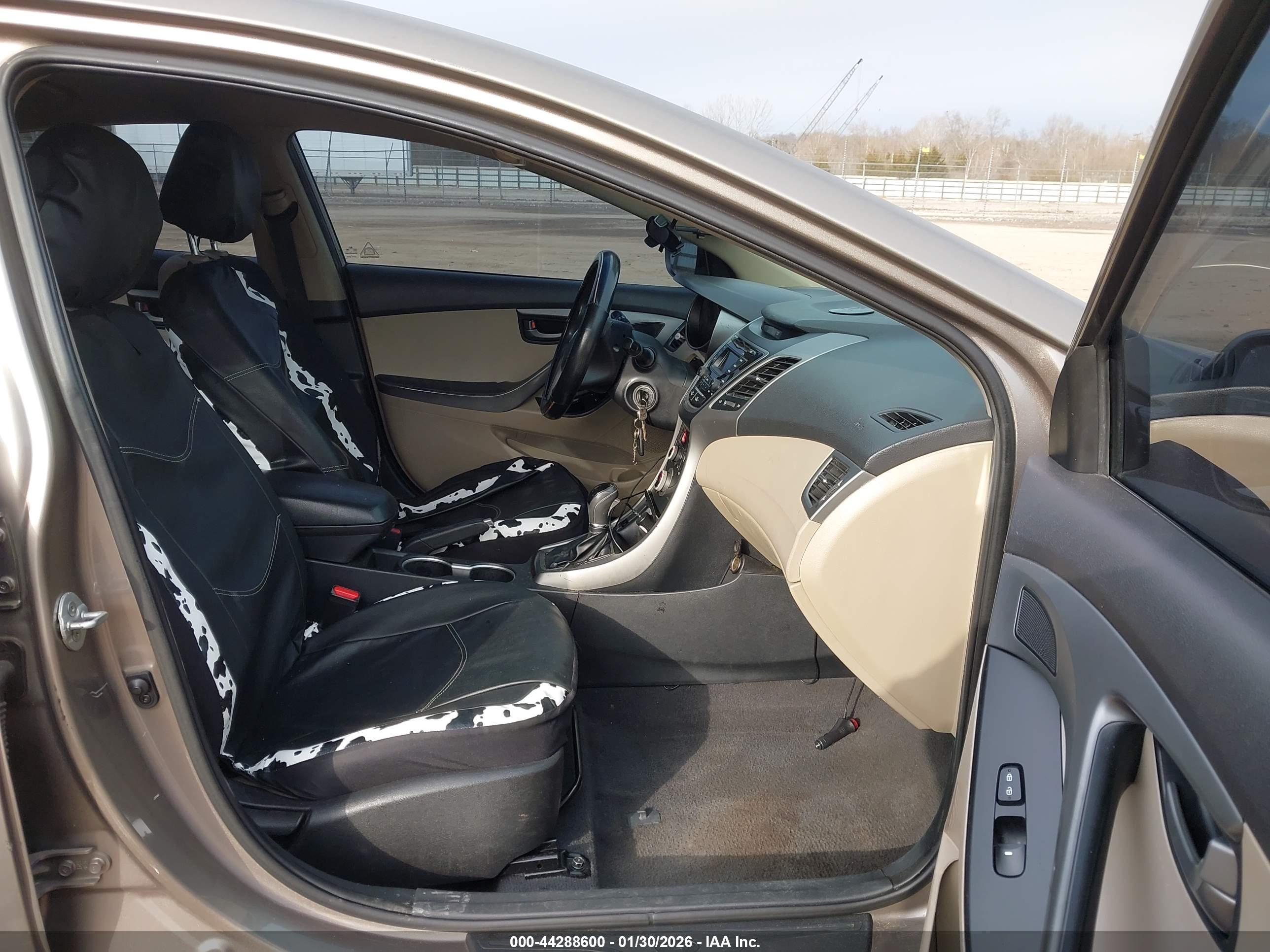 HYUNDAI ELANTRA image 5