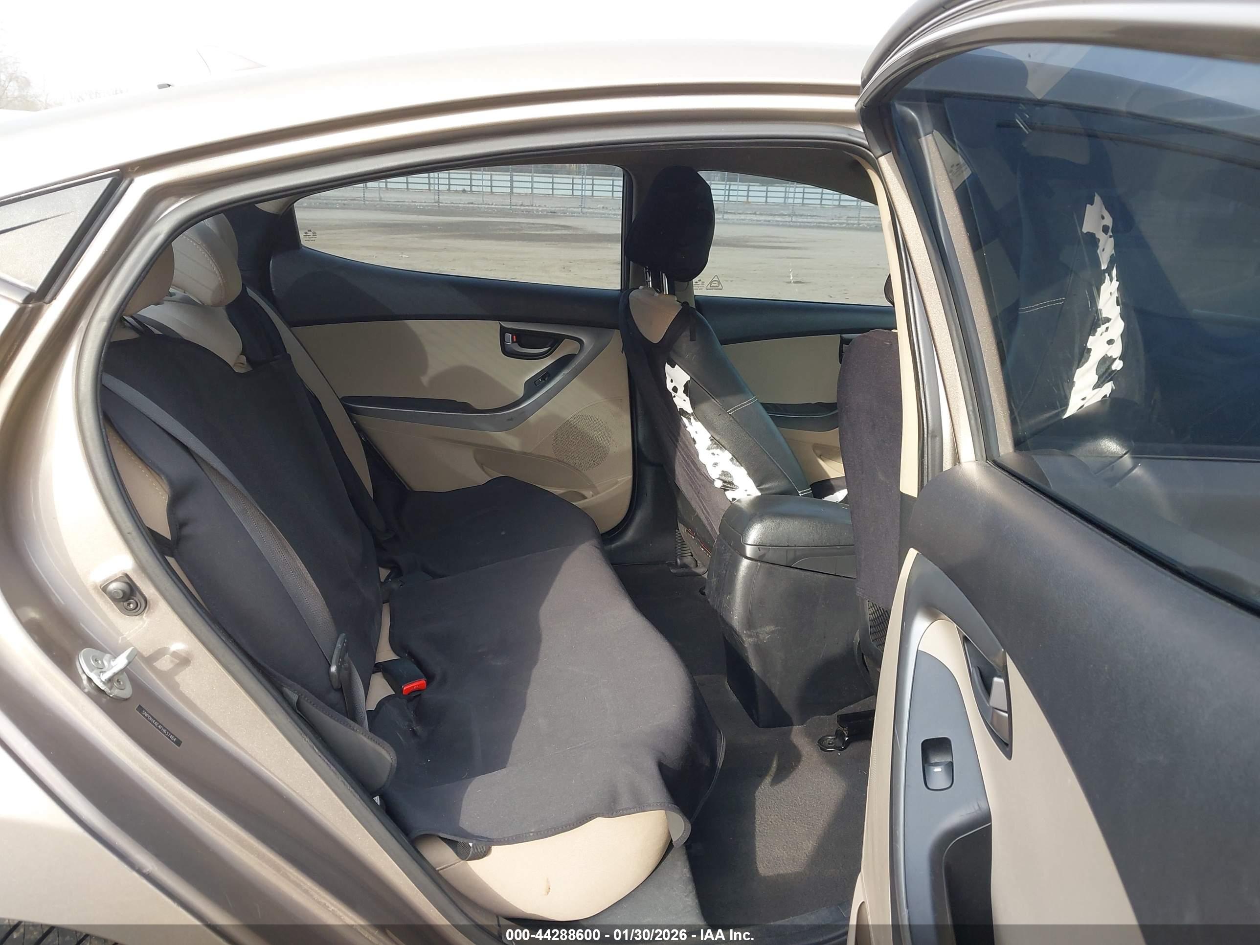 HYUNDAI ELANTRA image 8