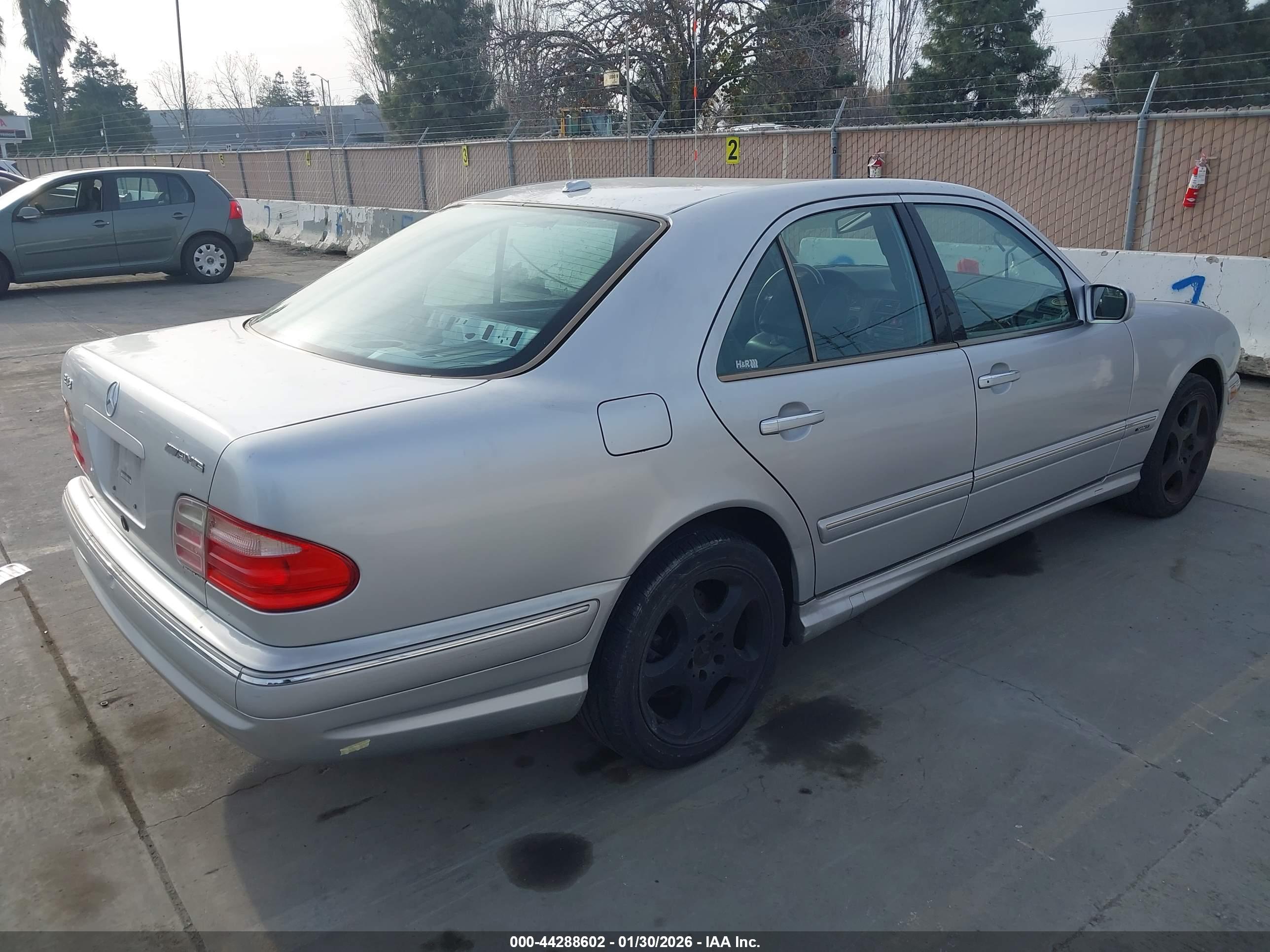 MERCEDES-BENZ E image 4