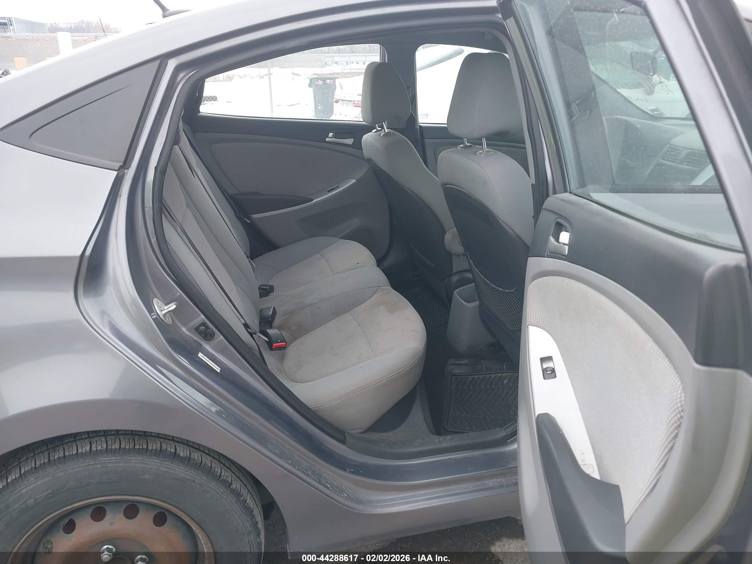 HYUNDAI ACCENT image 8
