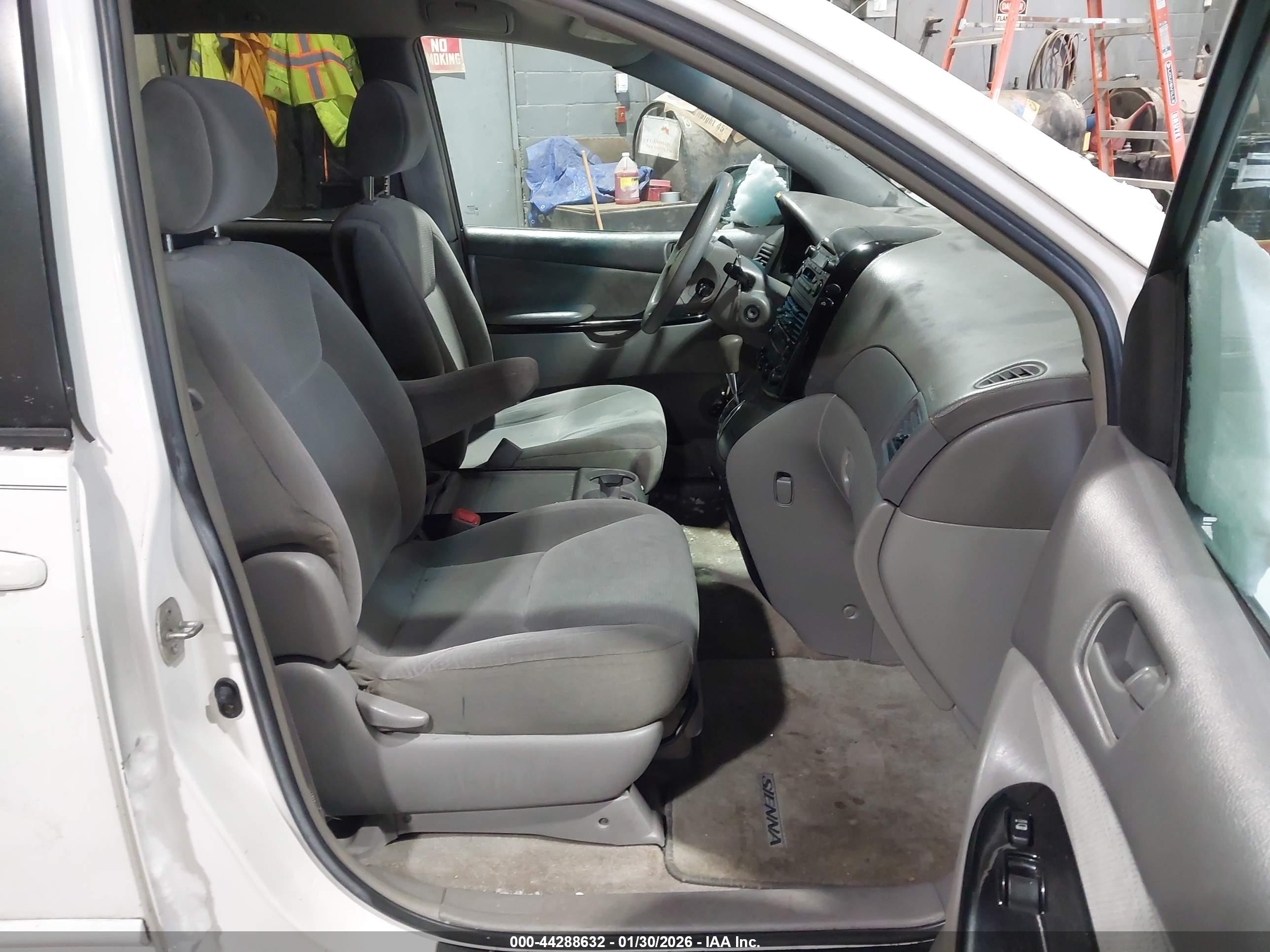 TOYOTA SIENNA image 5