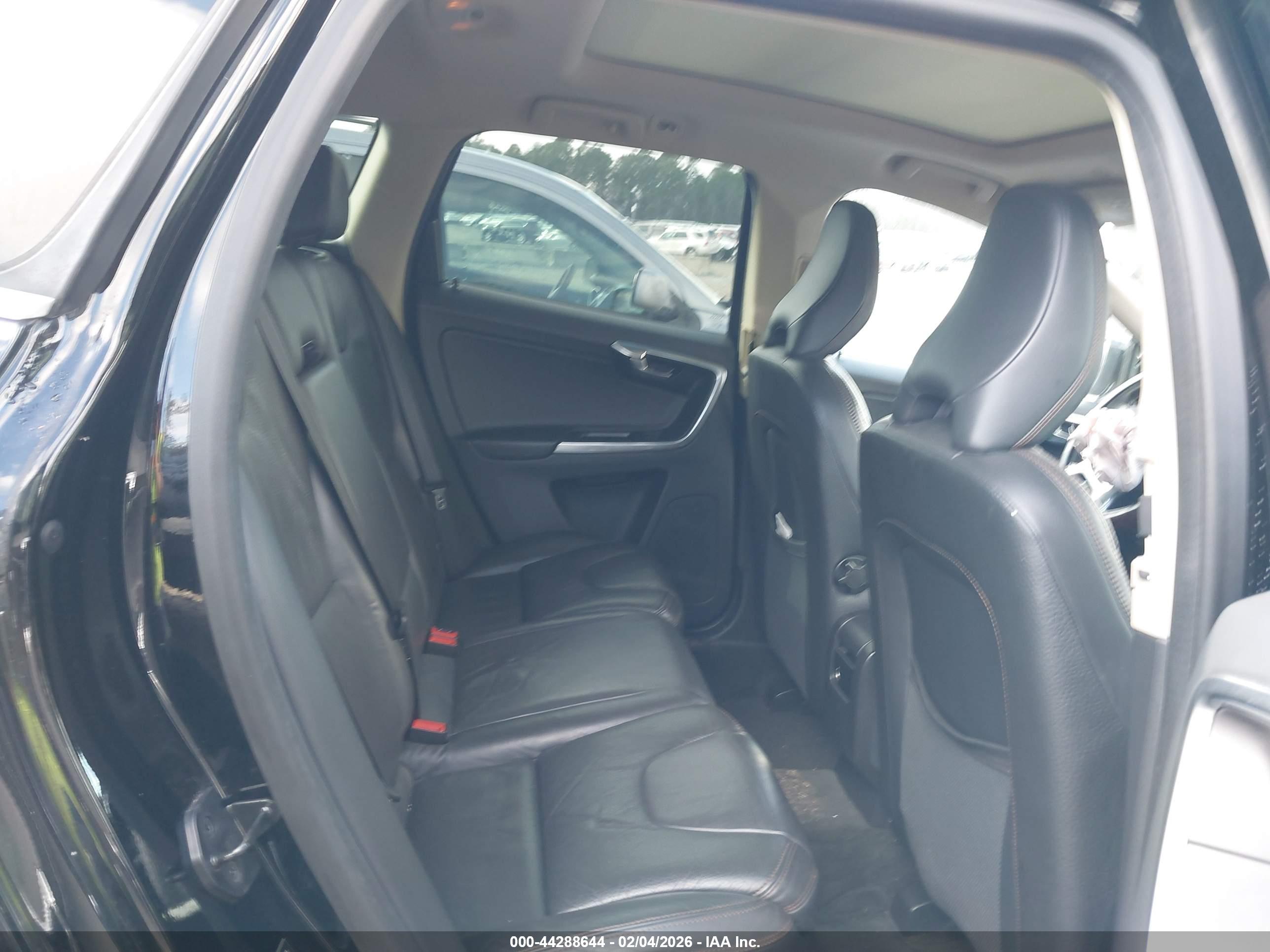 VOLVO XC60 image 8