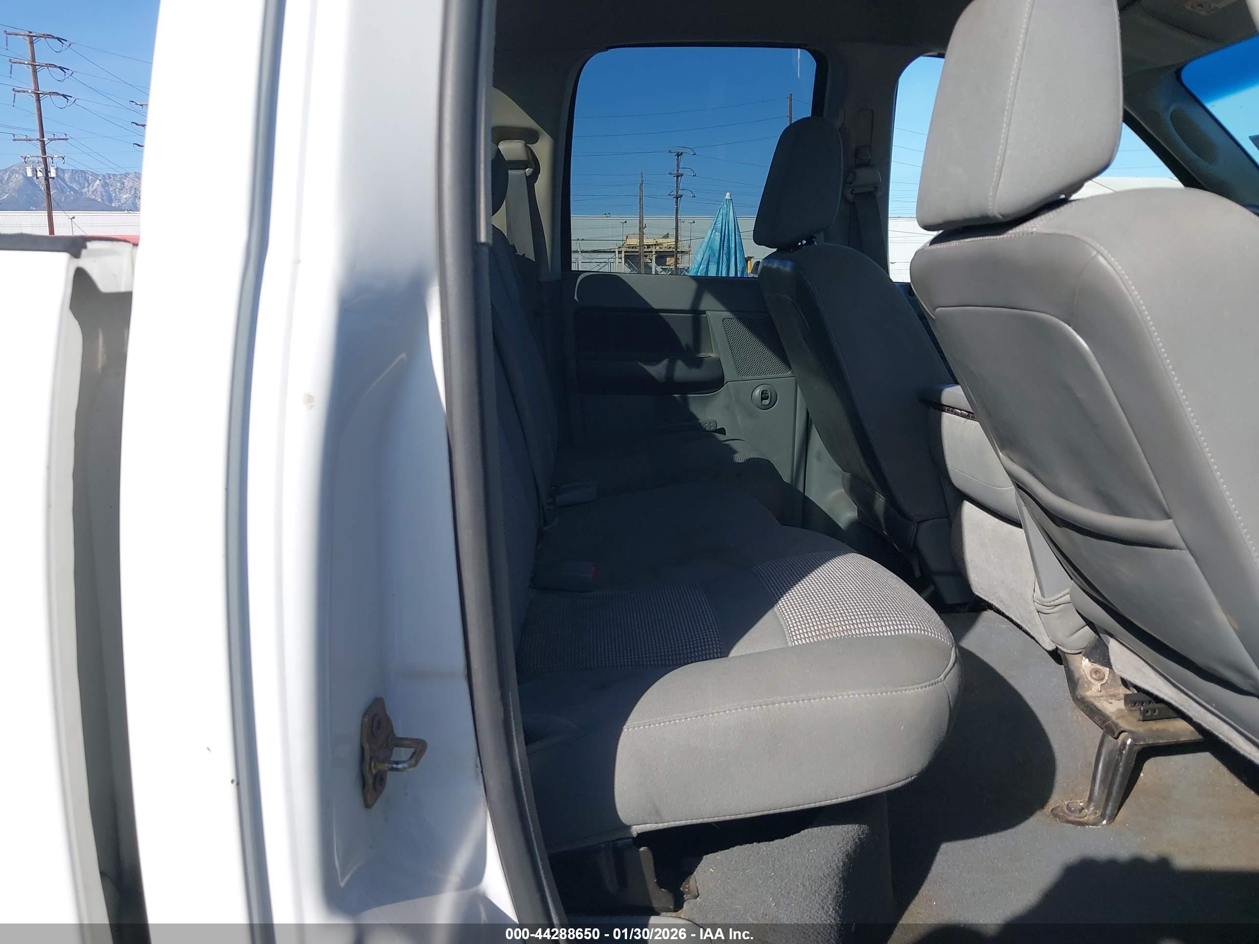 DODGE RAM image 8