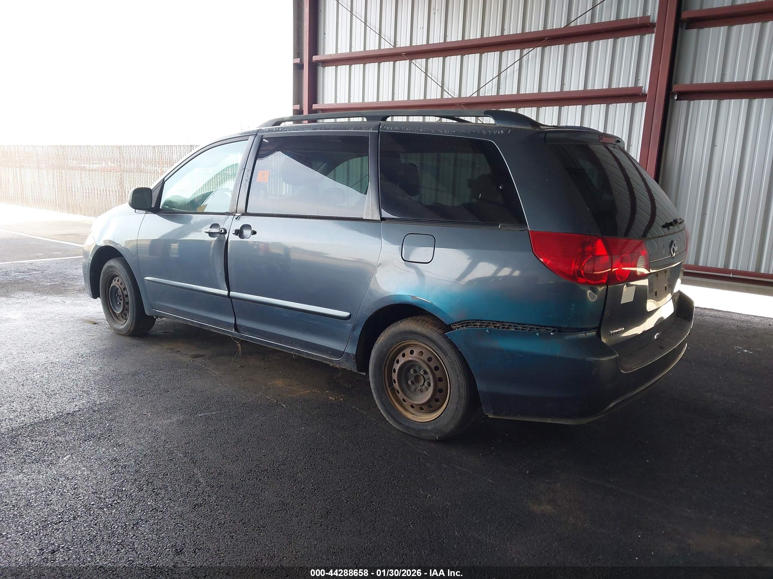 TOYOTA SIENNA image 3