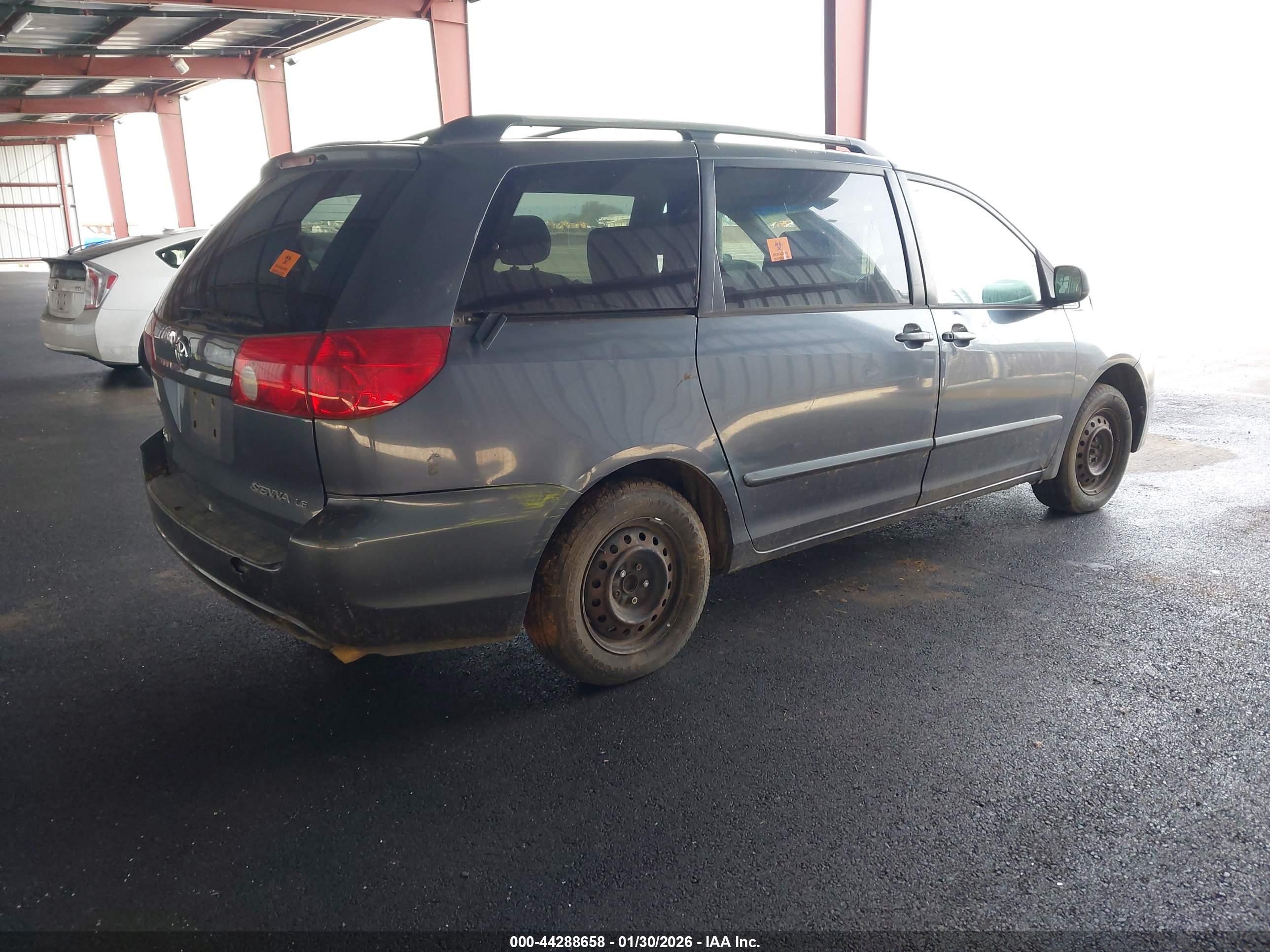 TOYOTA SIENNA image 4