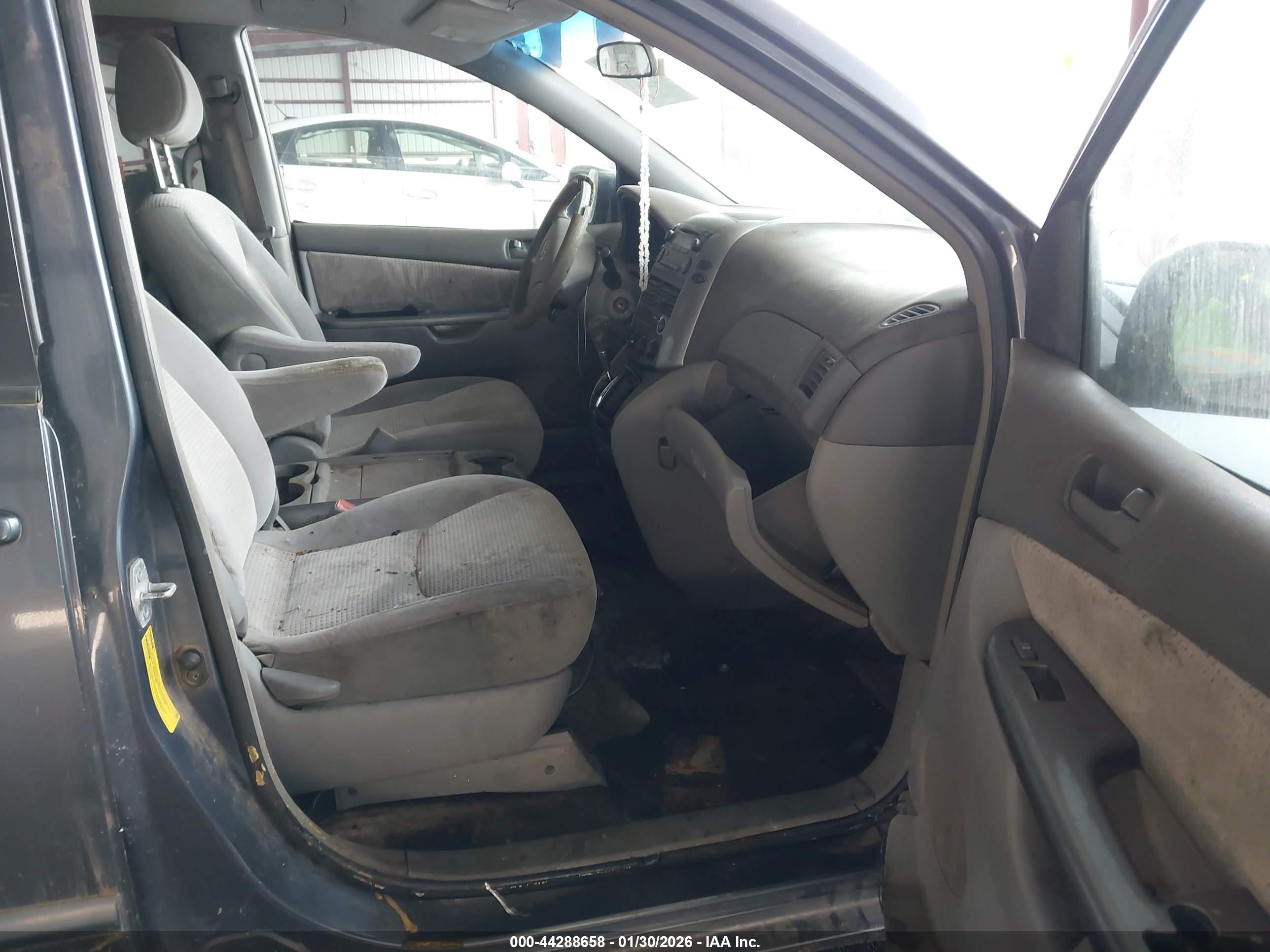 TOYOTA SIENNA image 5