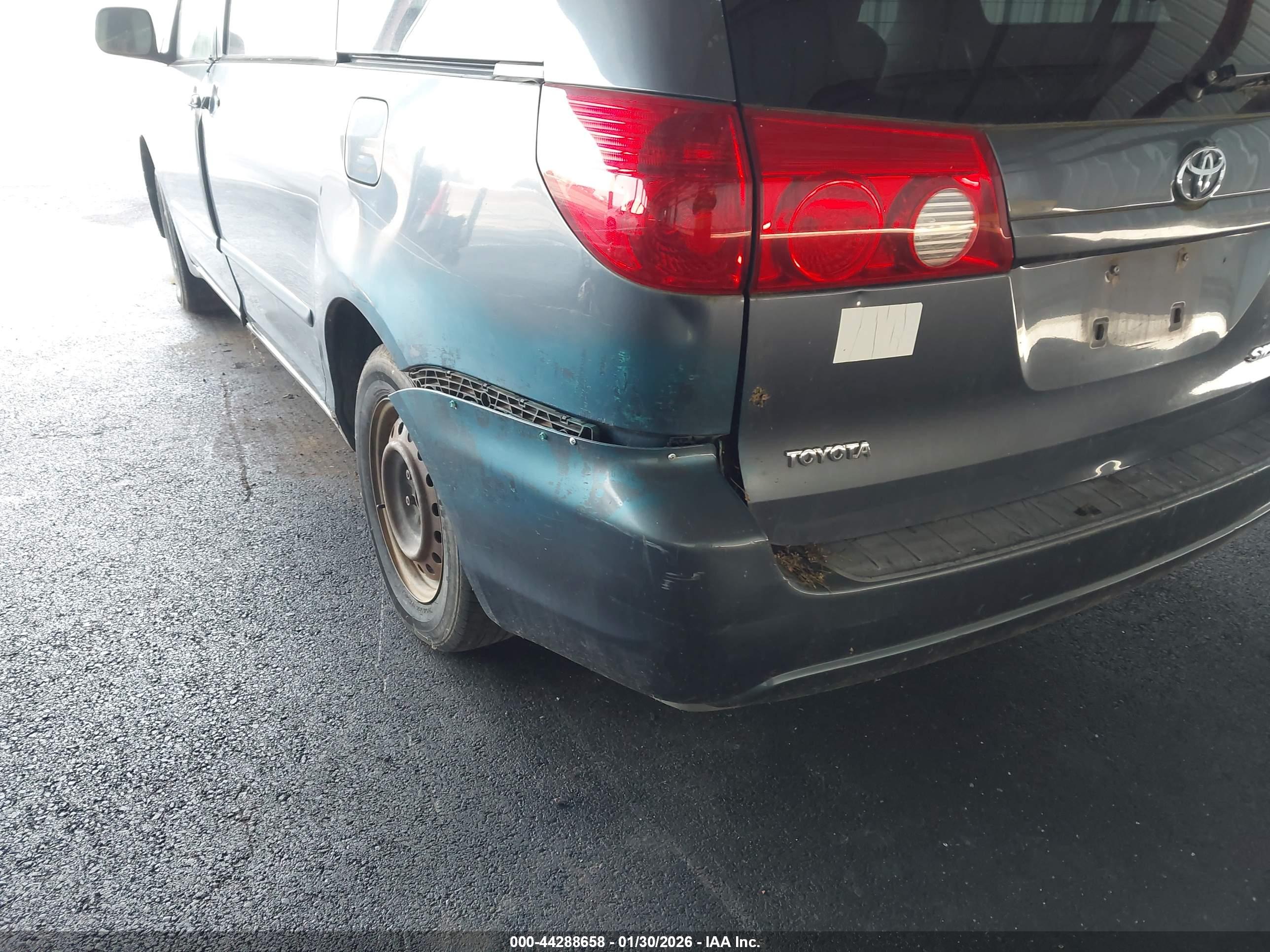 TOYOTA SIENNA image 6