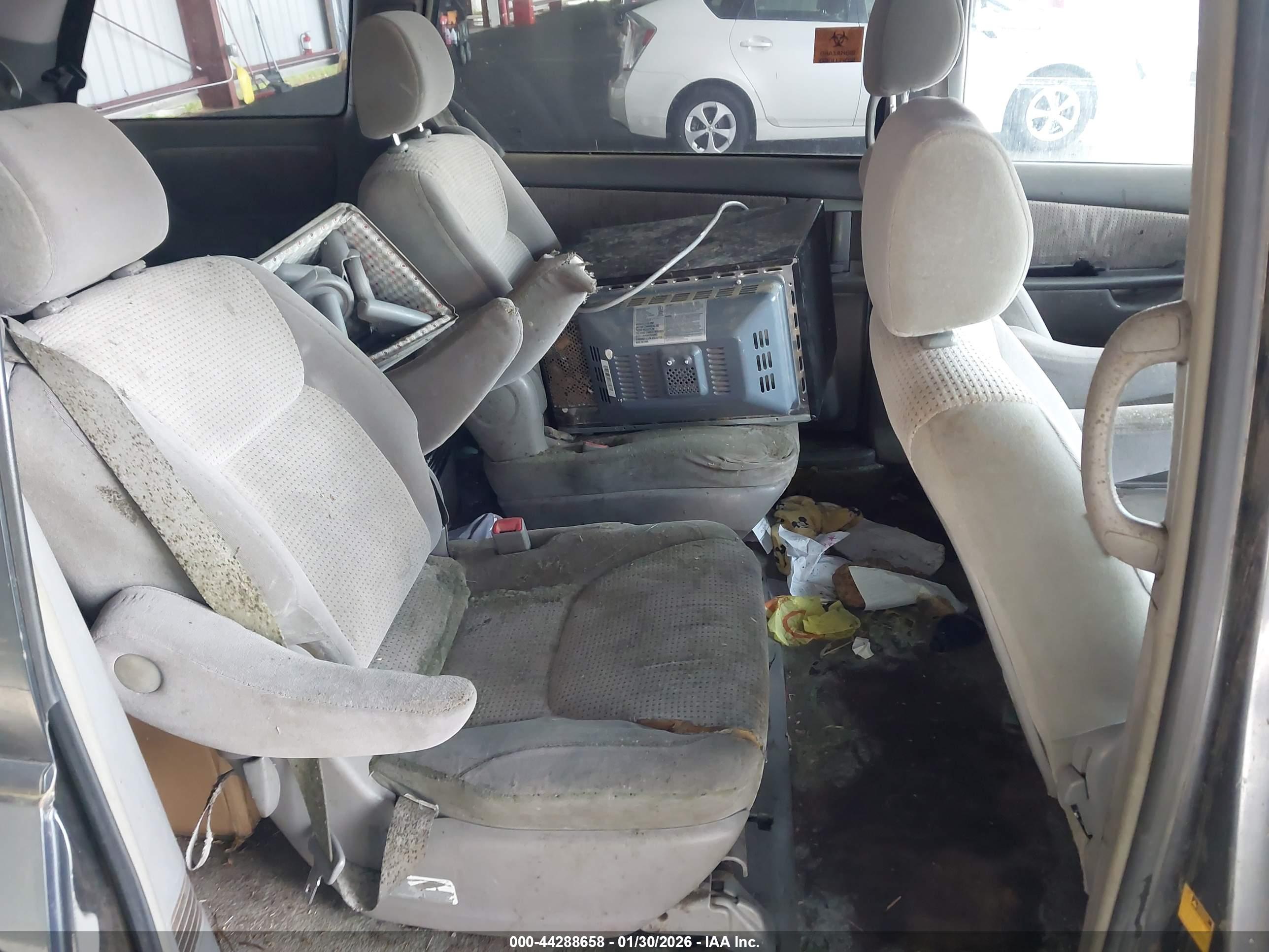TOYOTA SIENNA image 8