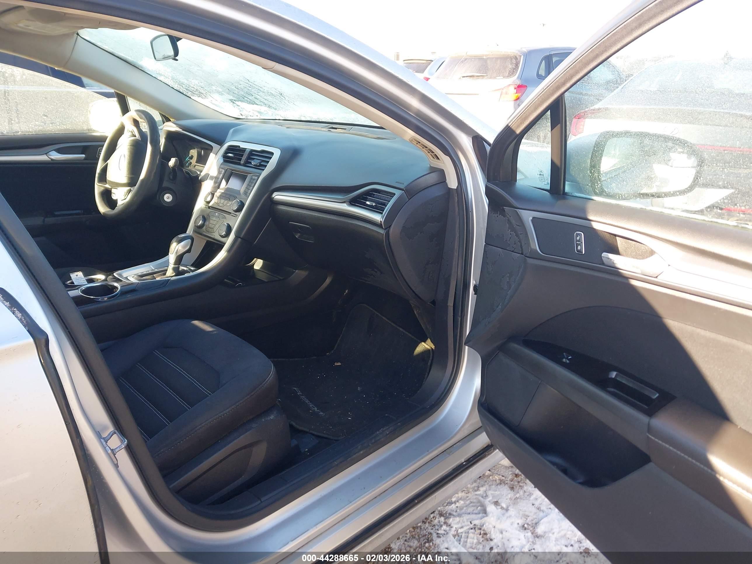 FORD FUSION image 5