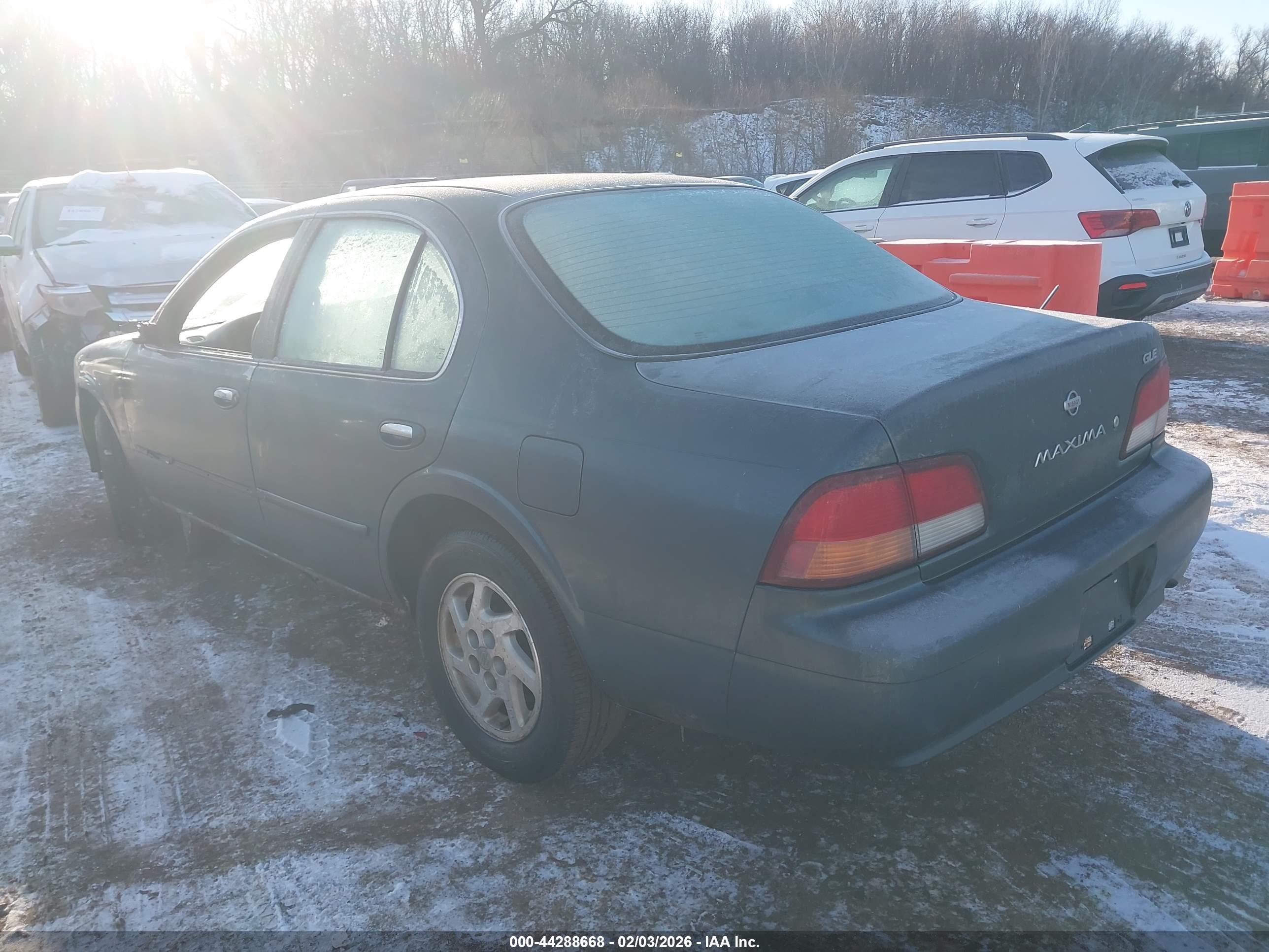 NISSAN MAXIMA image 3