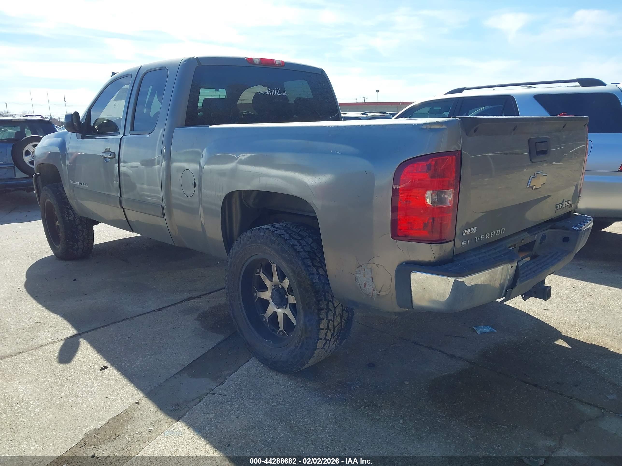 CHEVROLET SILVERADO image 3