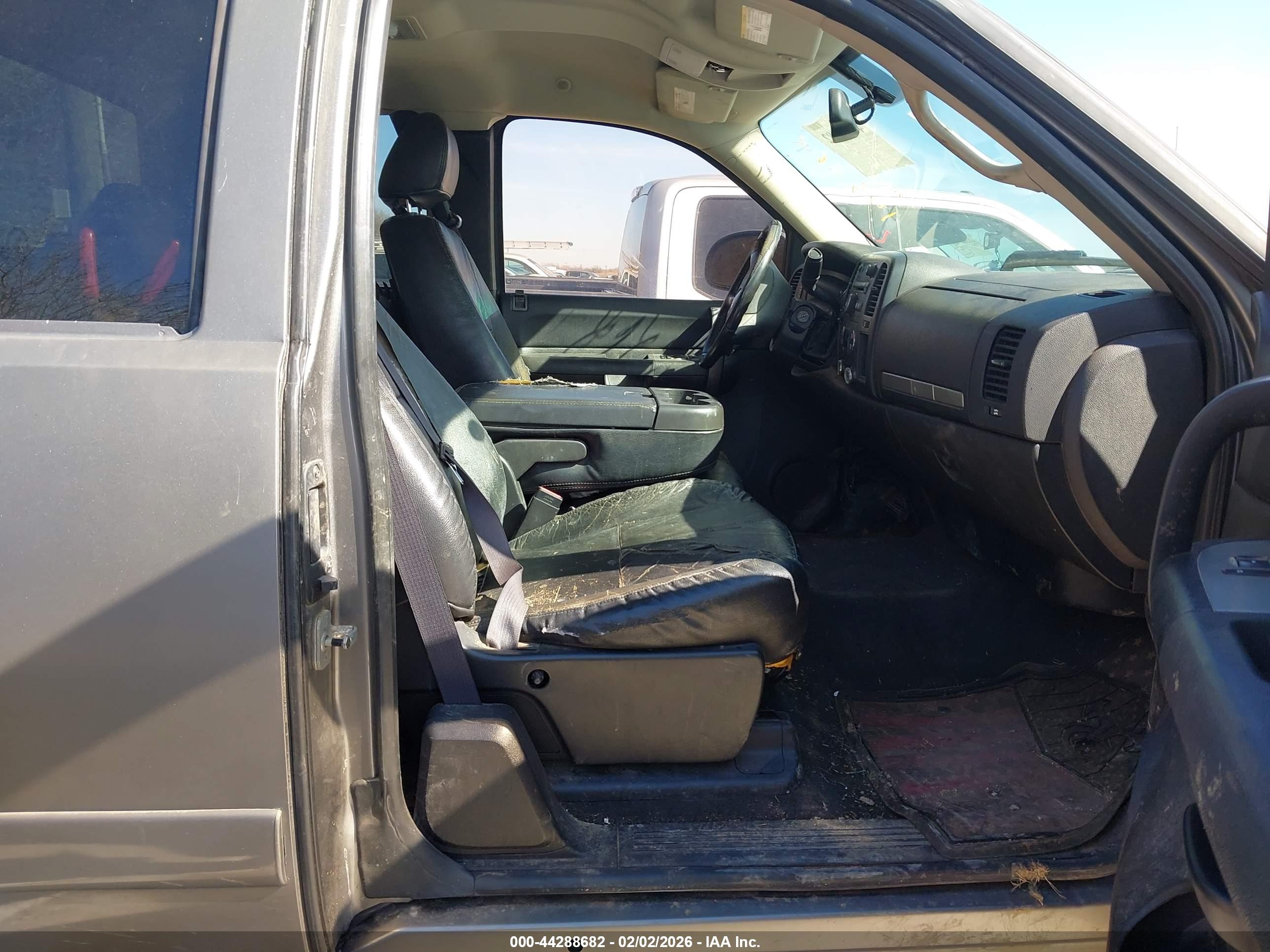 CHEVROLET SILVERADO image 5