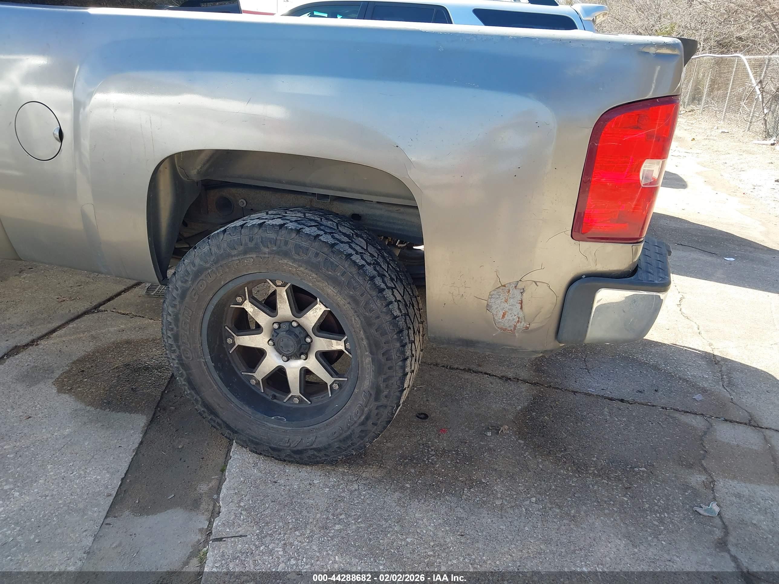 CHEVROLET SILVERADO image 6