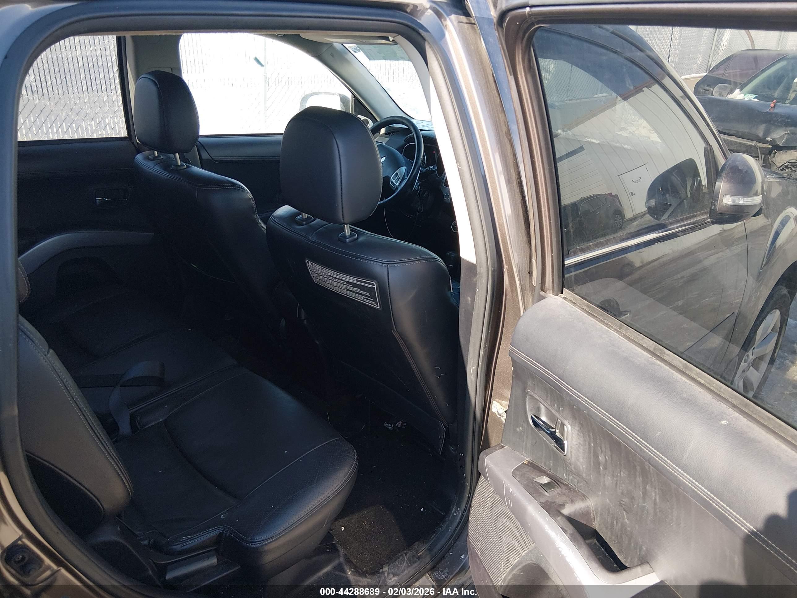 MITSUBISHI OUTLANDER image 8