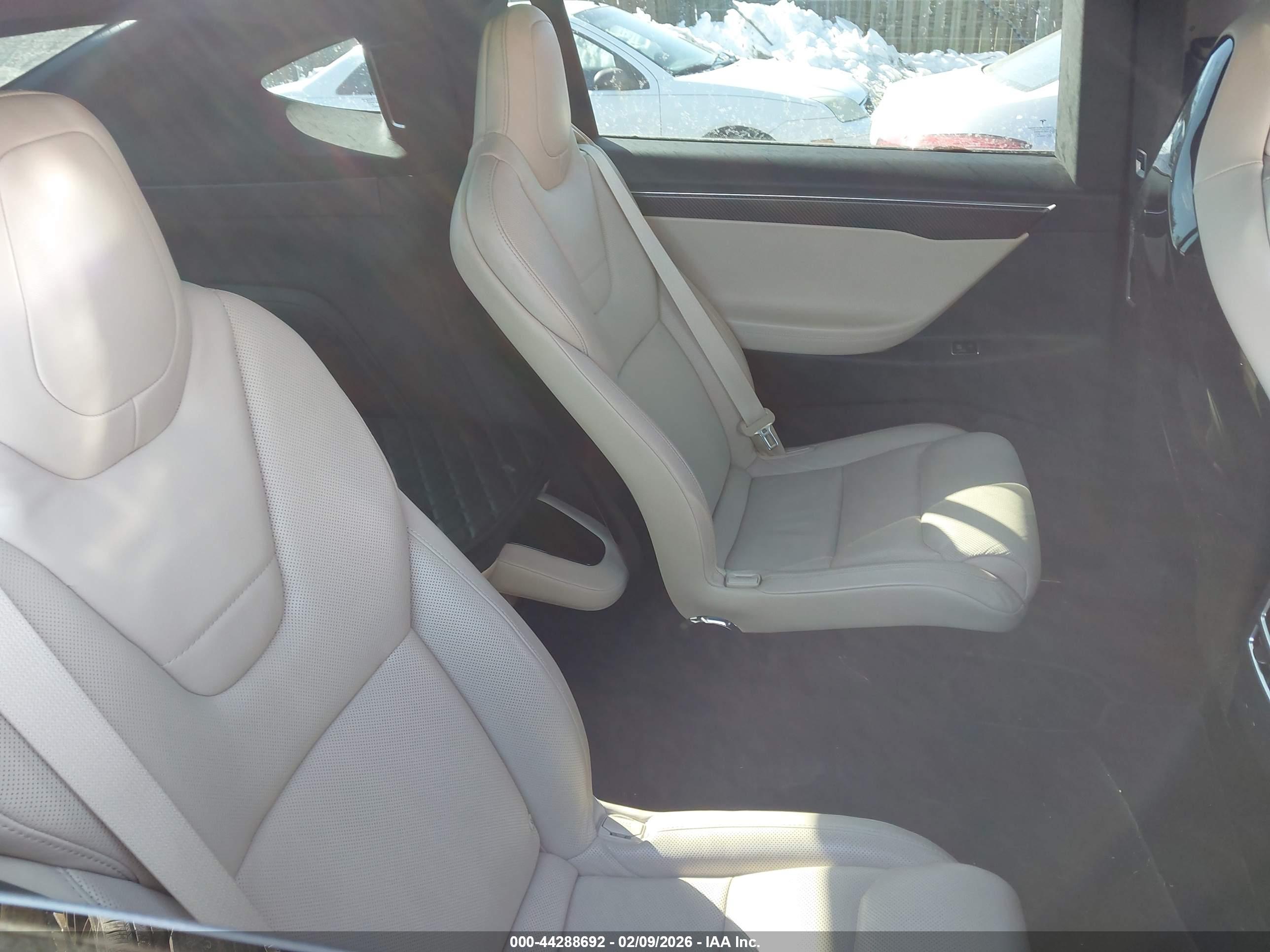 TESLA MODEL image 8