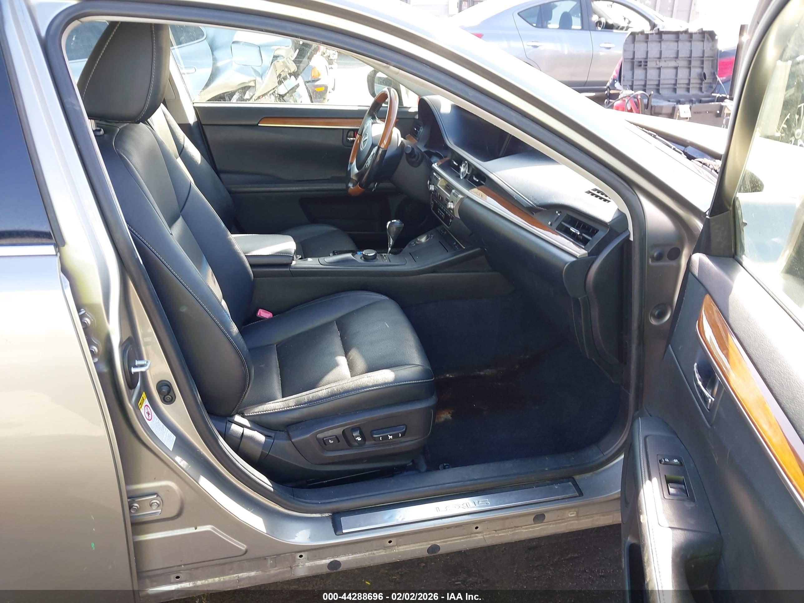 LEXUS ES image 5