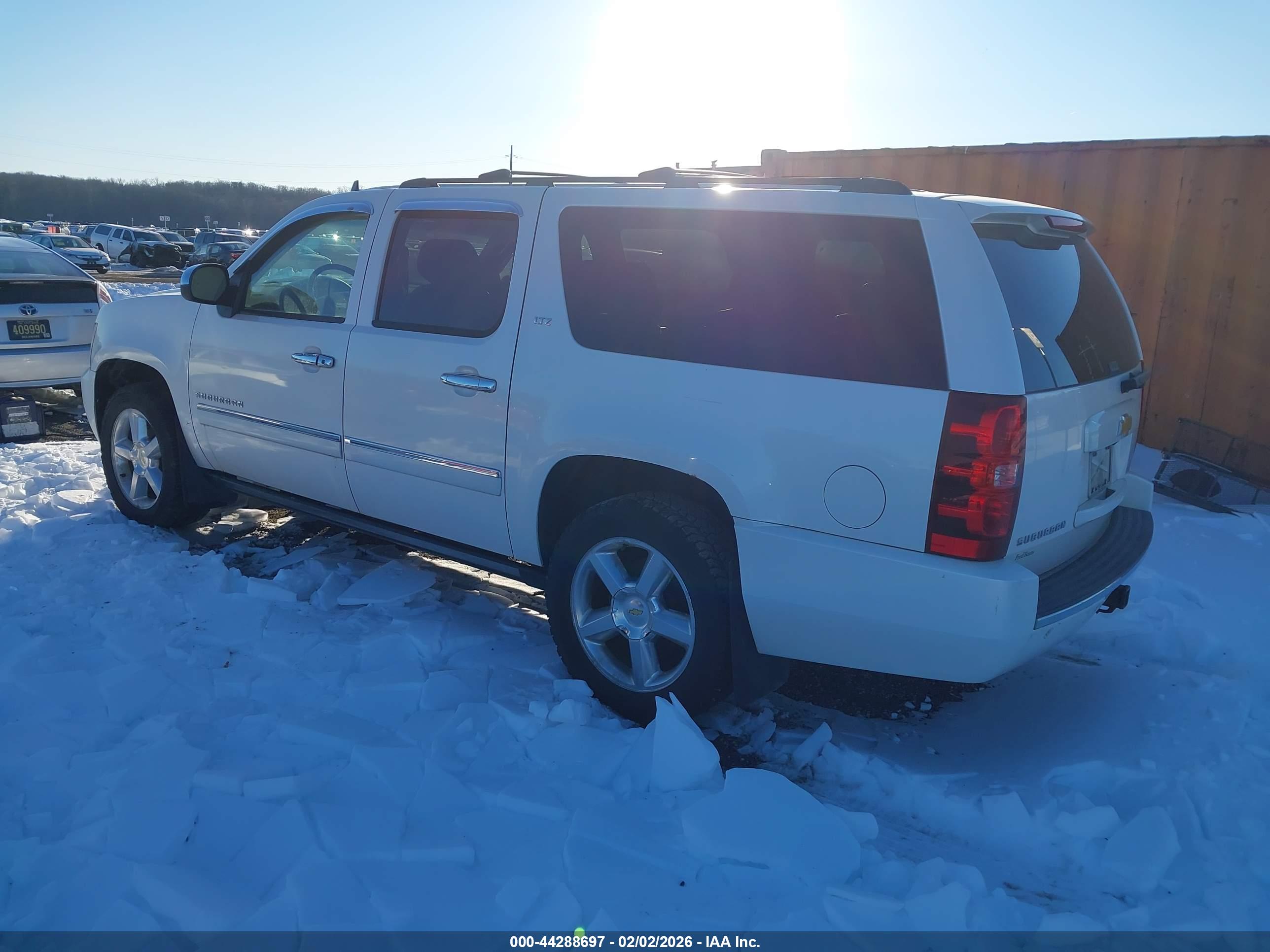 CHEVROLET SUBURBAN image 3