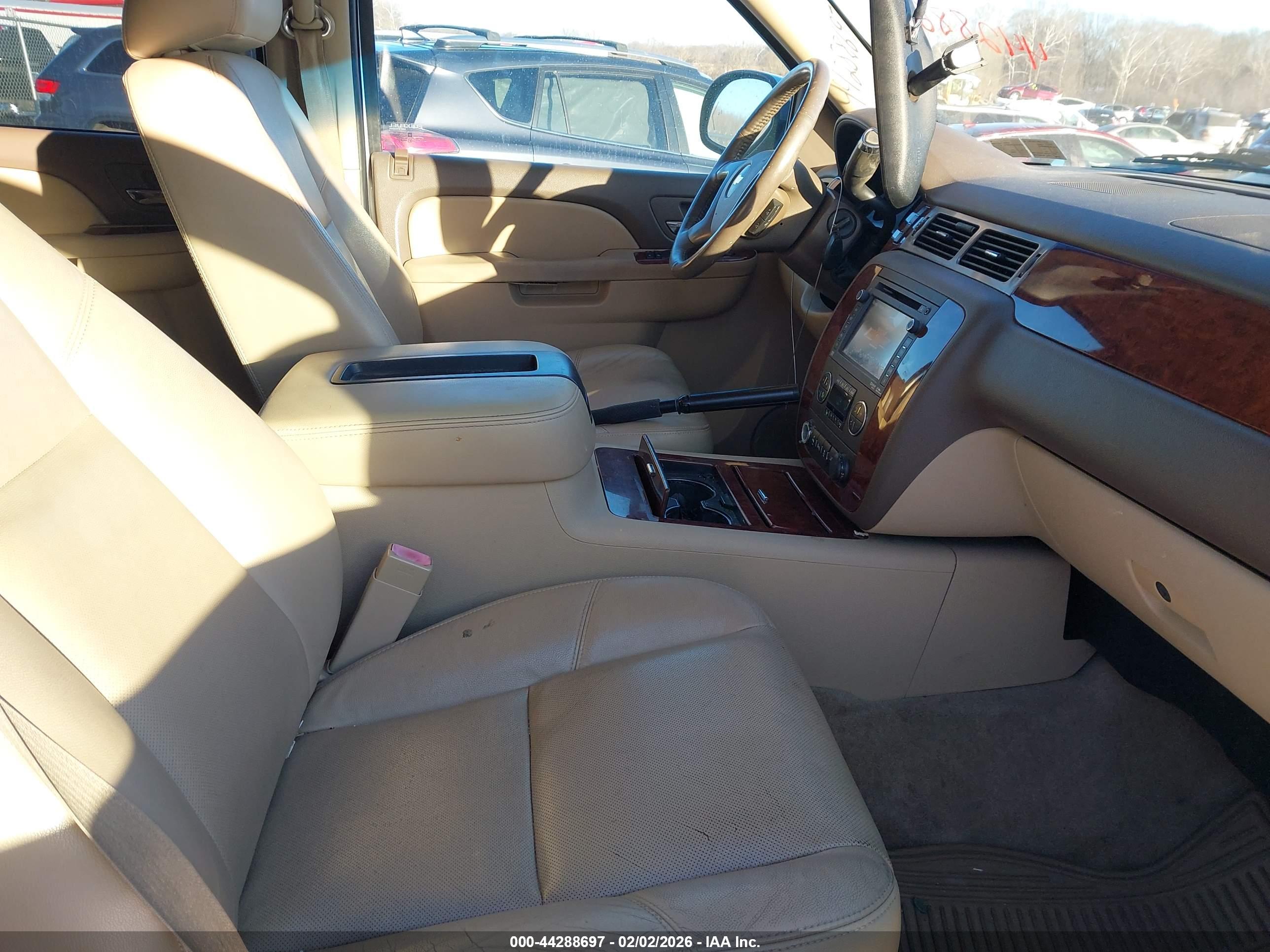 CHEVROLET SUBURBAN image 5