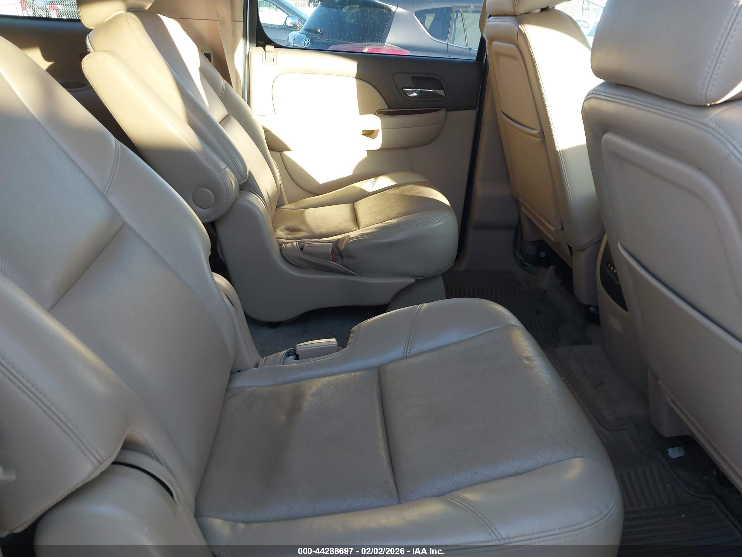 CHEVROLET SUBURBAN image 8