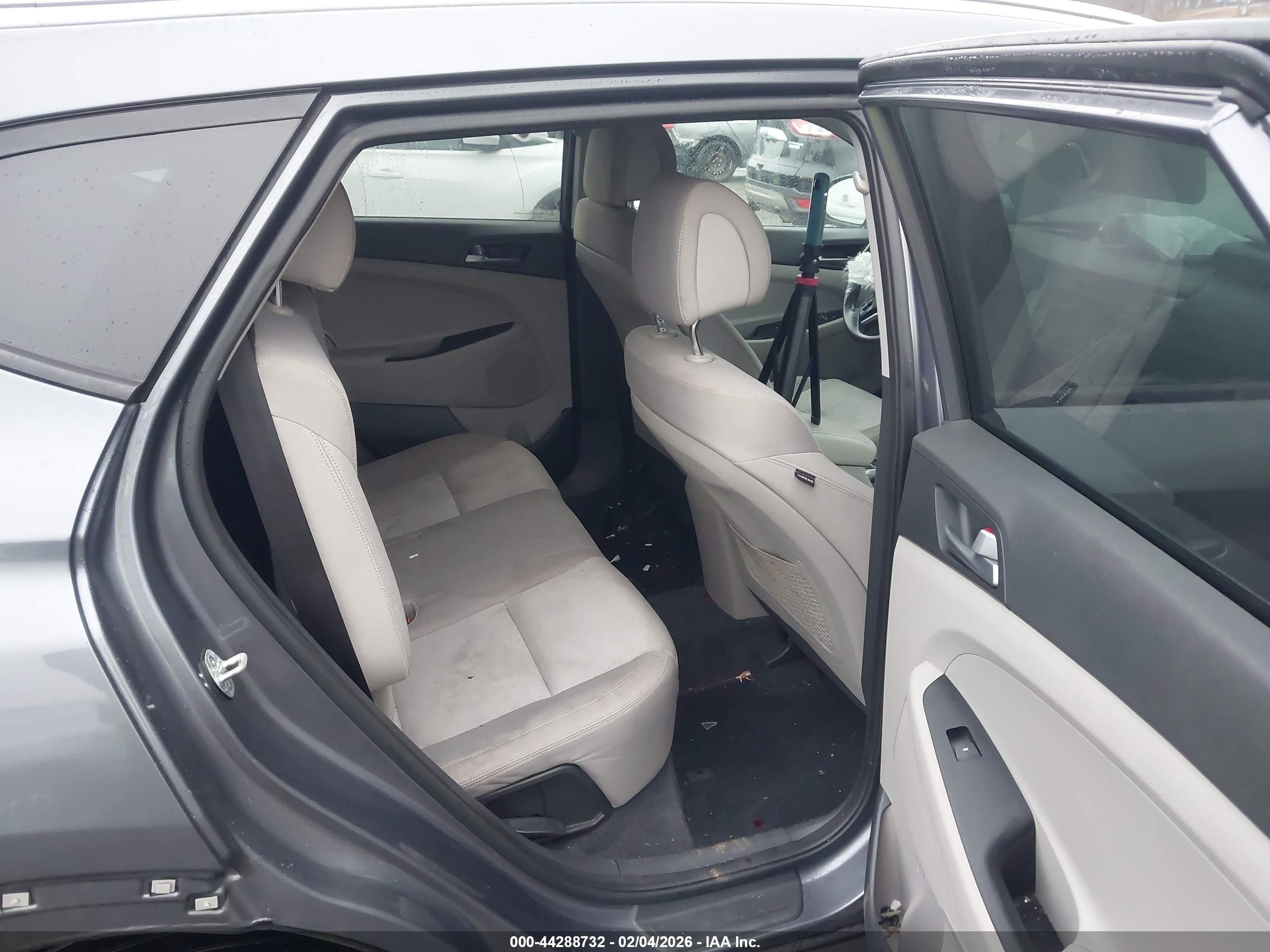 HYUNDAI TUCSON image 8
