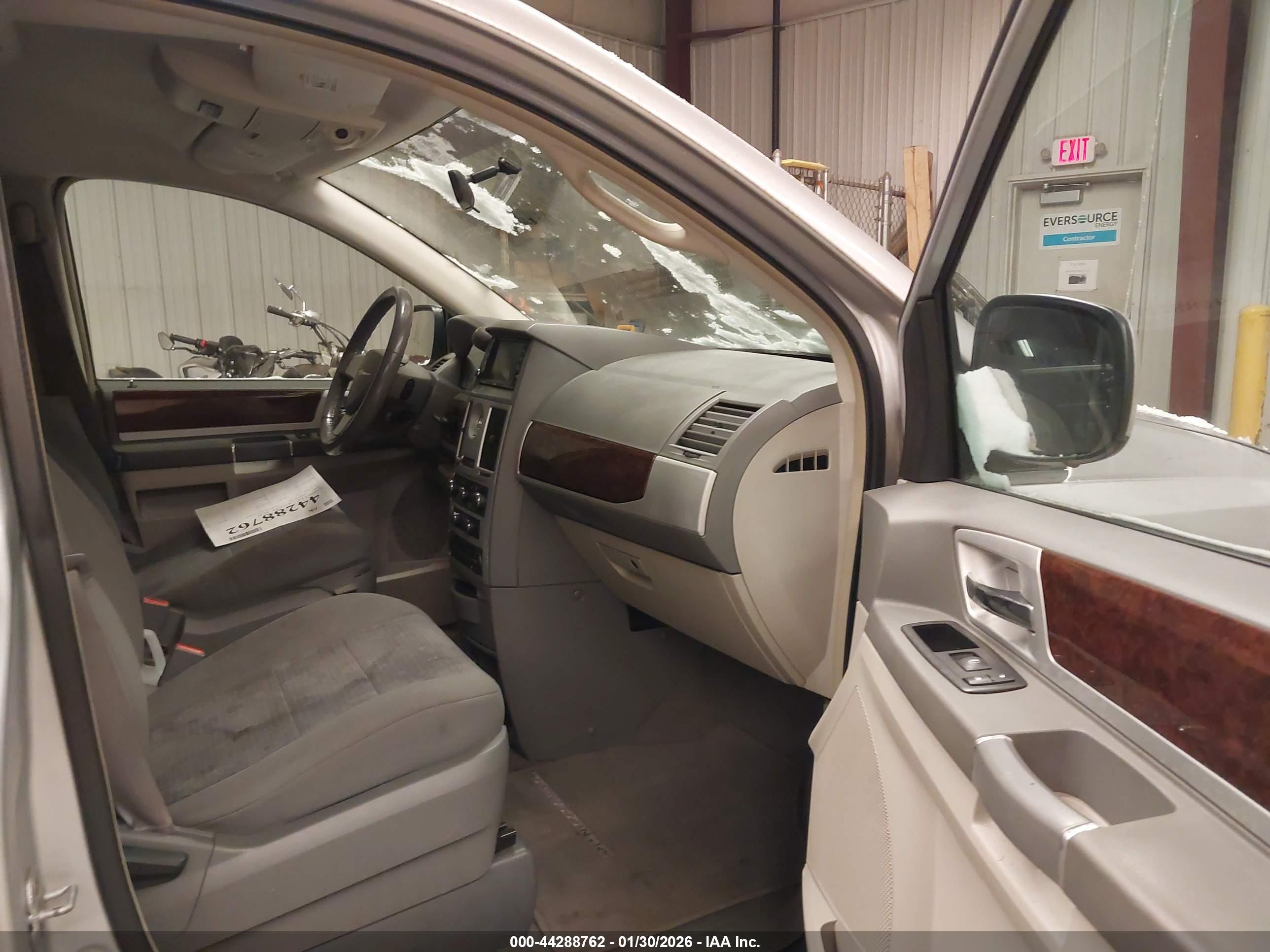 CHRYSLER TOWN image 5