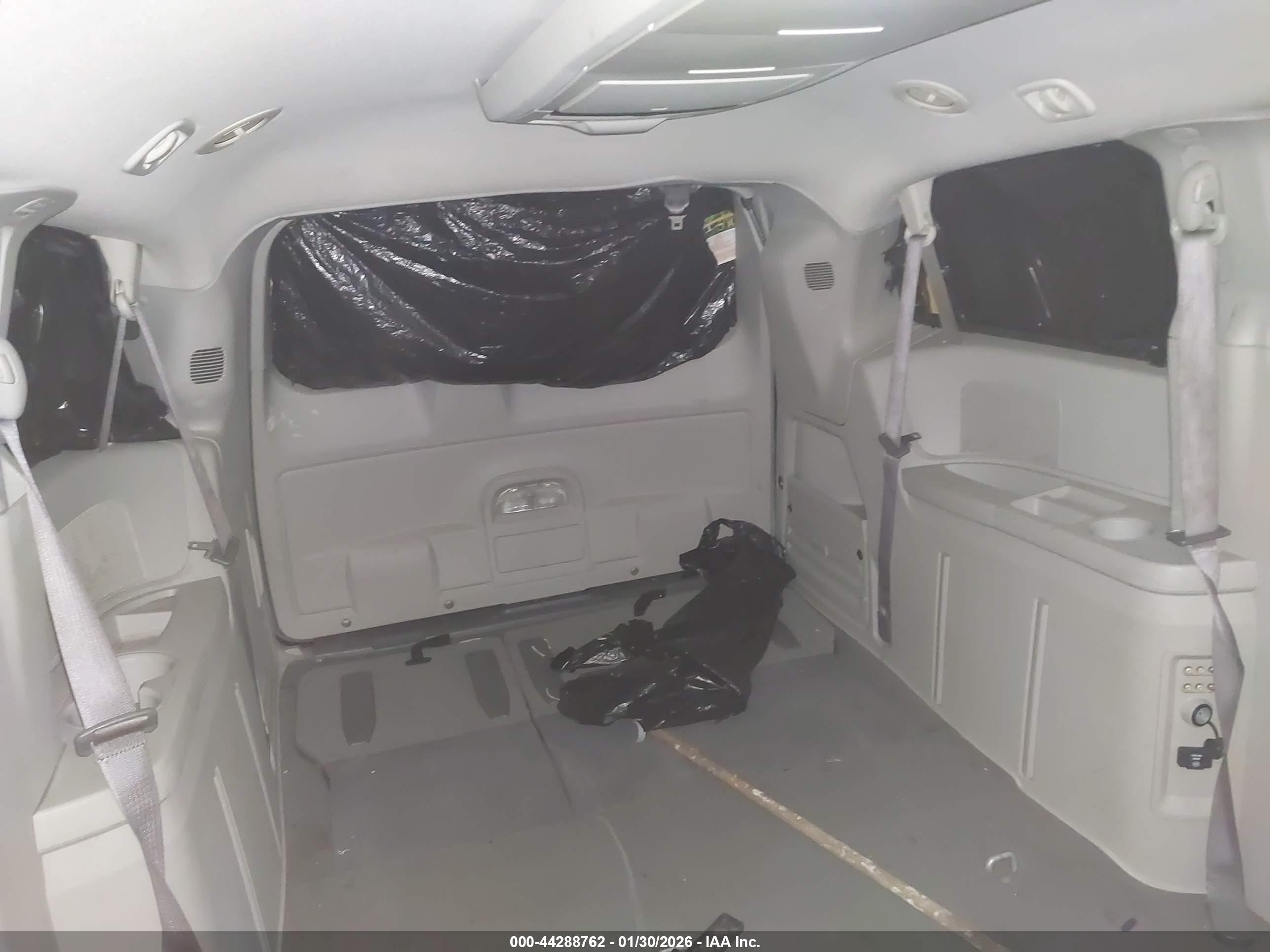 CHRYSLER TOWN image 8
