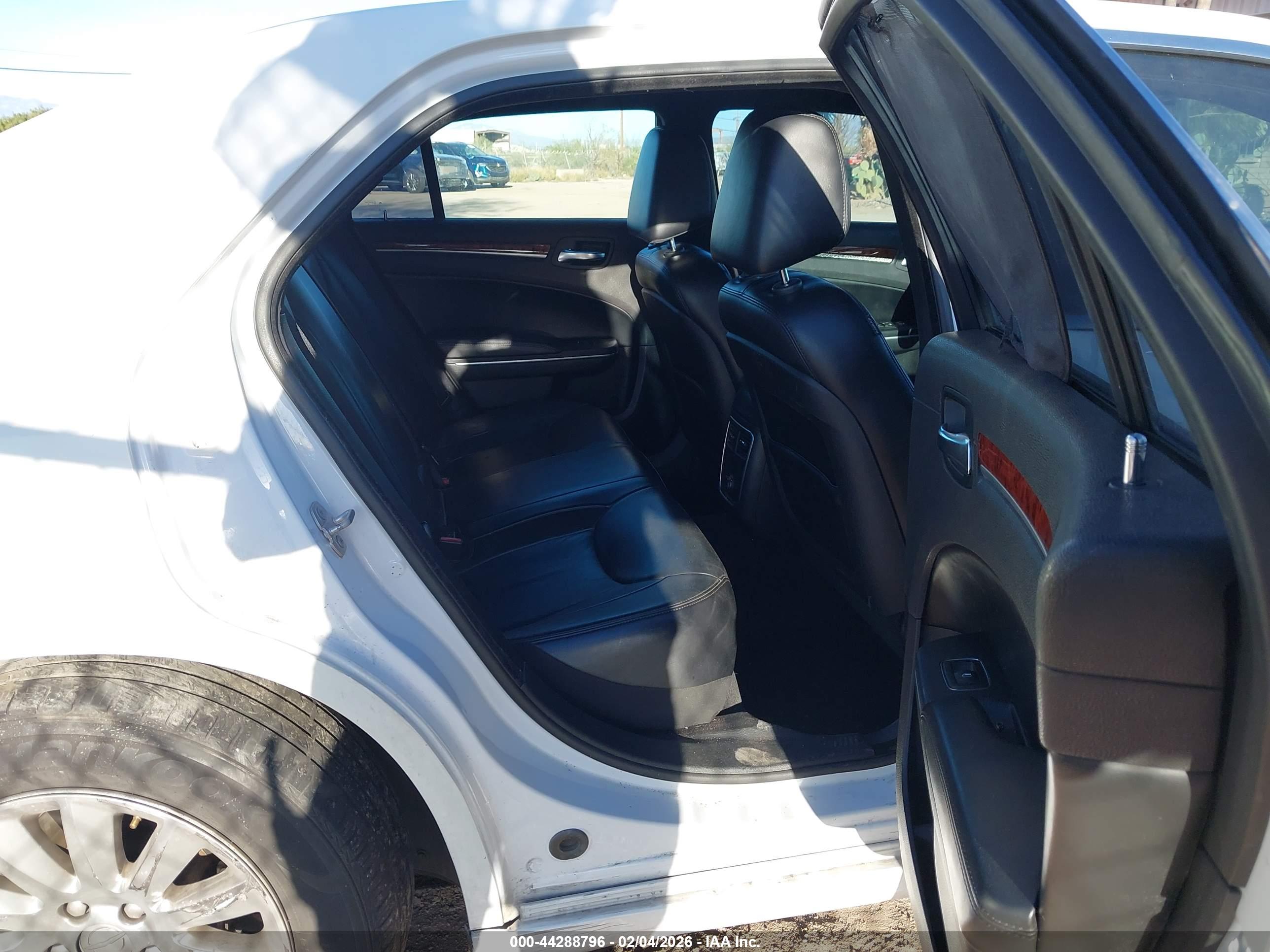 CHRYSLER 300 image 8