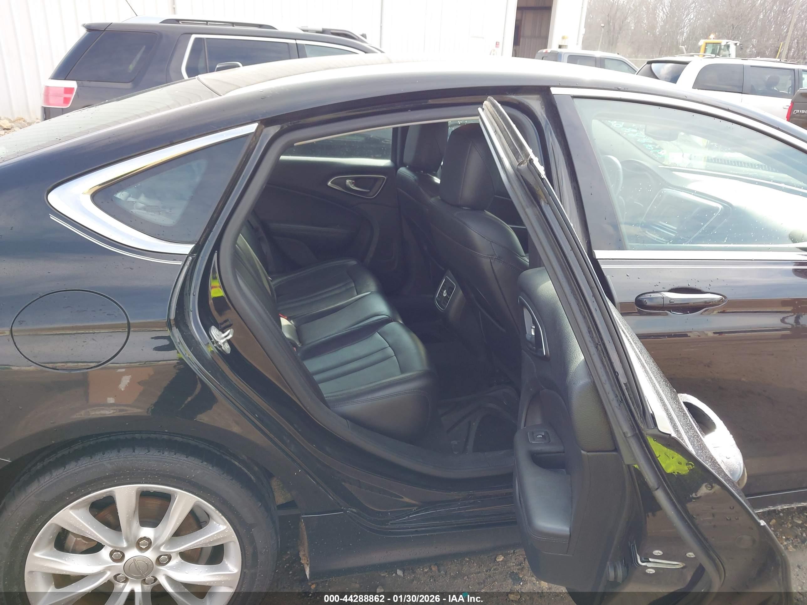 CHRYSLER 200 image 8