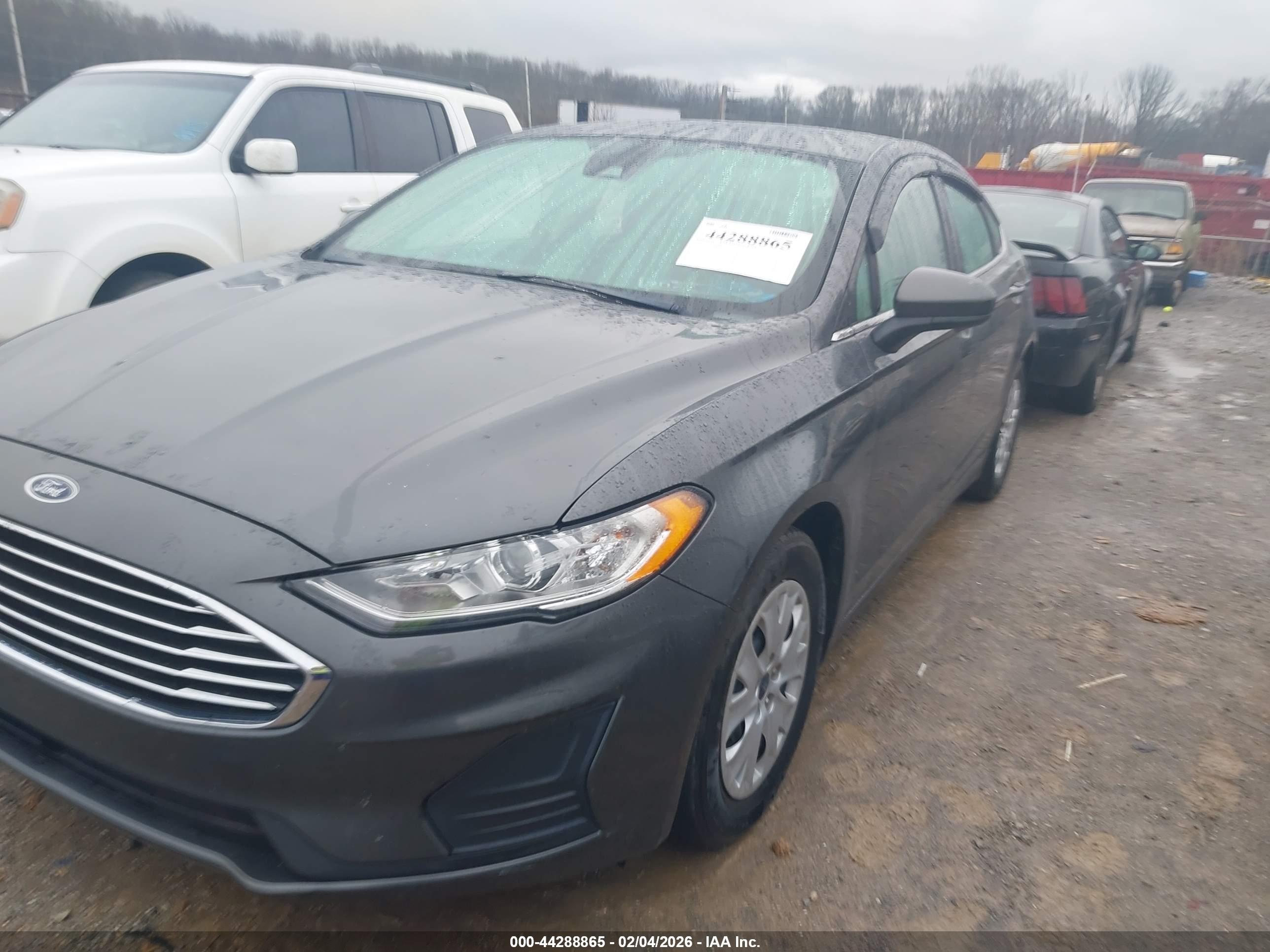FORD FUSION image 2