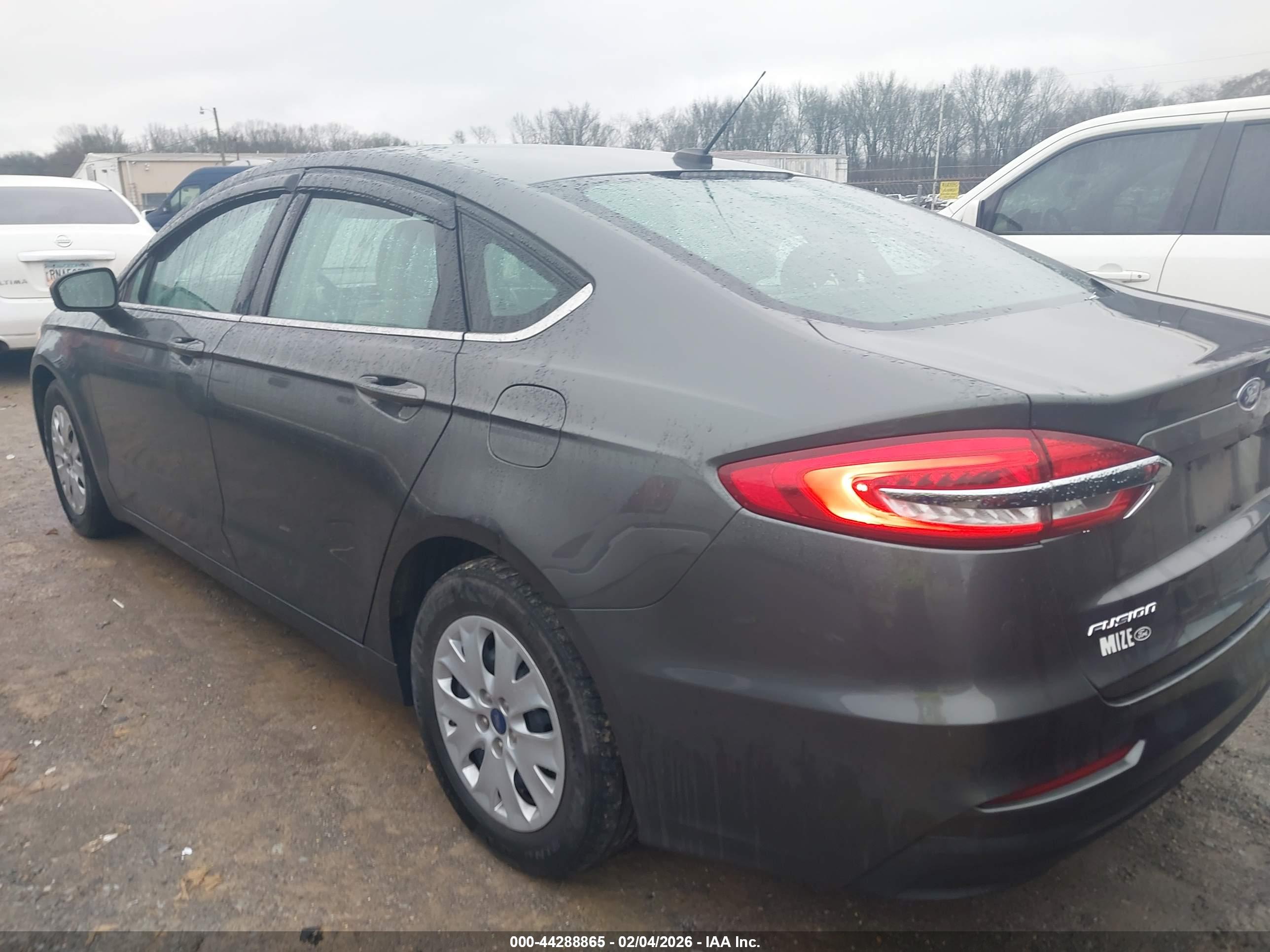 FORD FUSION image 3