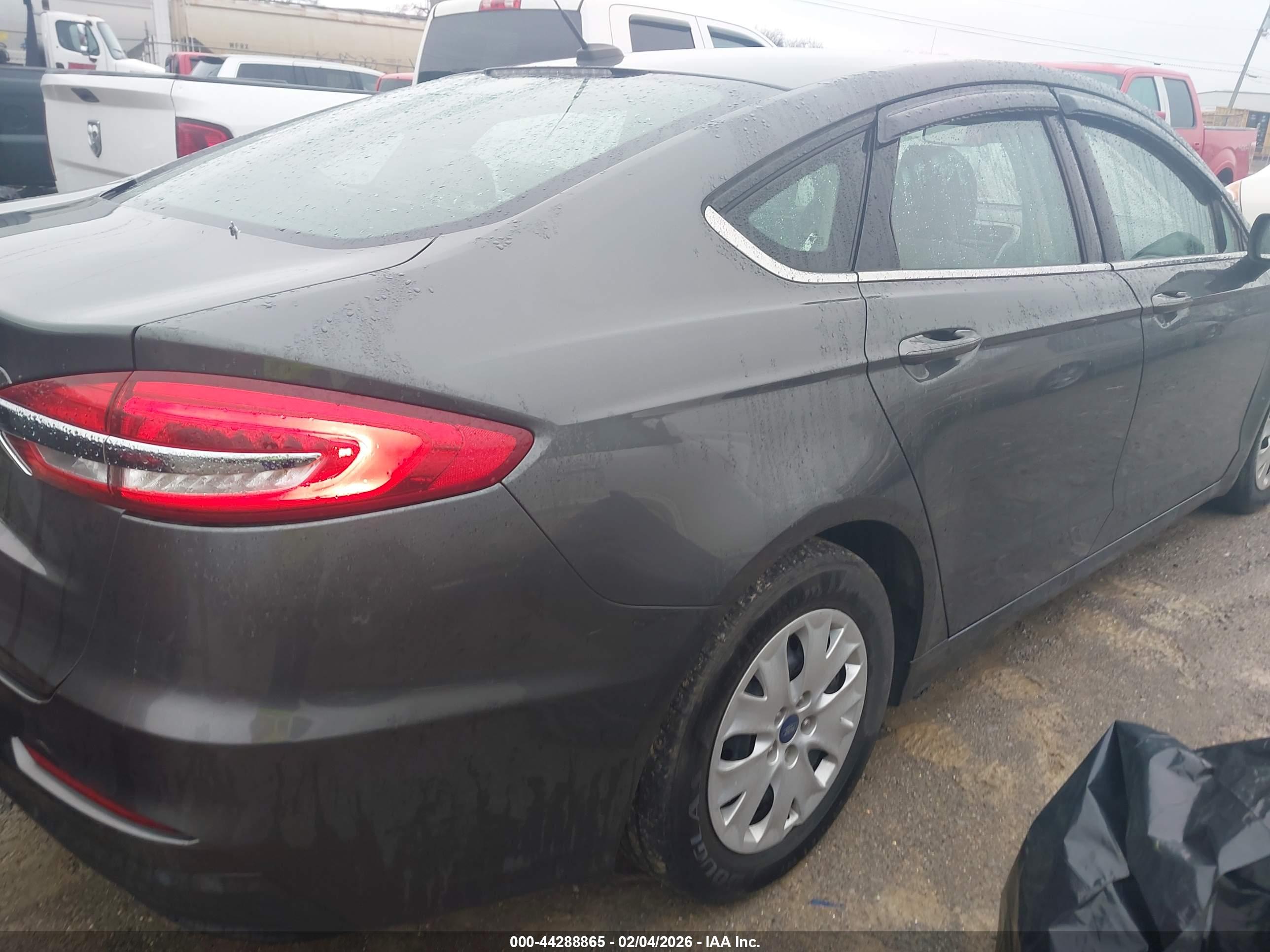 FORD FUSION image 4