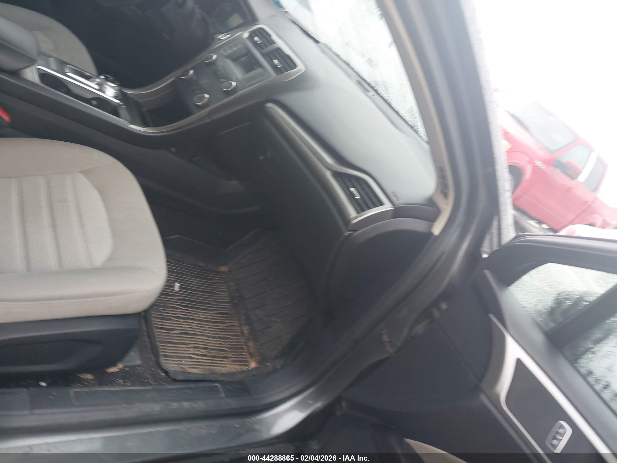 FORD FUSION image 5