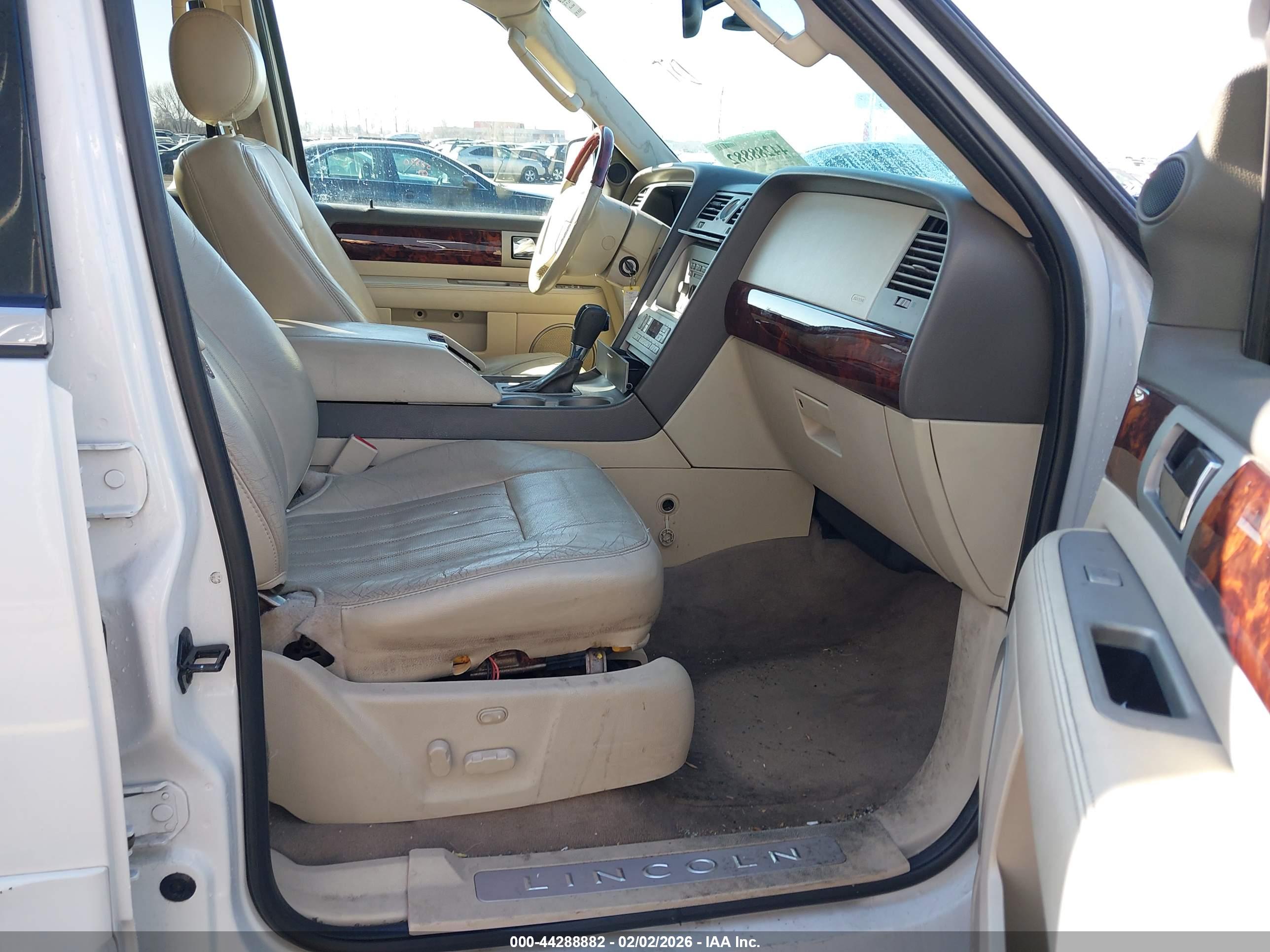LINCOLN NAVIGATOR image 5