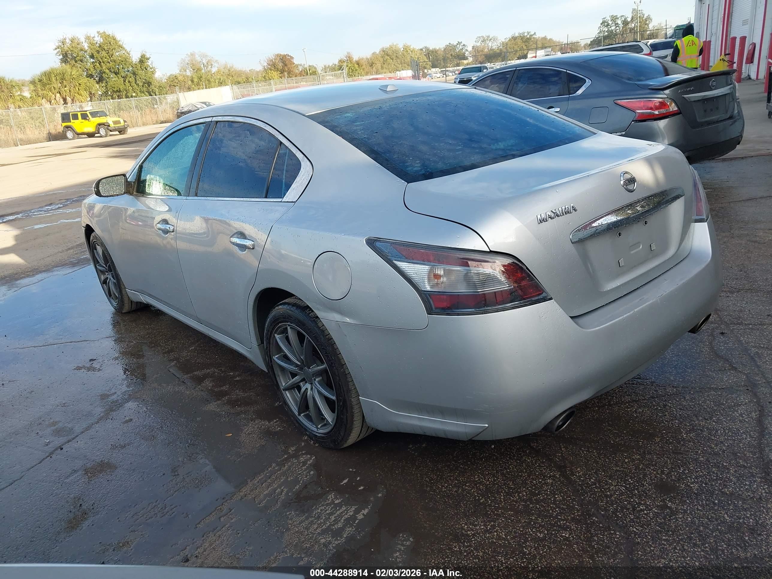 NISSAN MAXIMA image 3