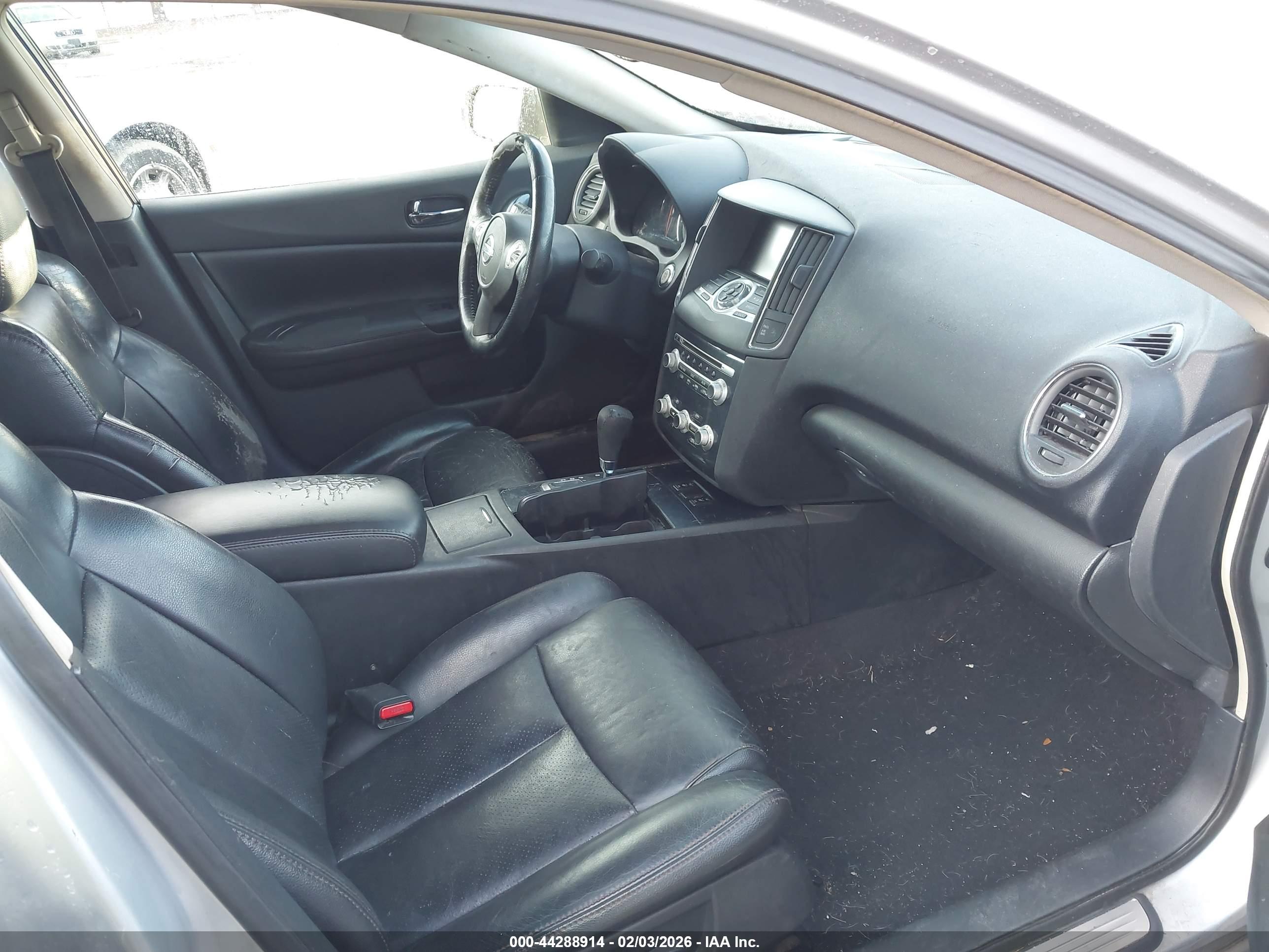 NISSAN MAXIMA image 5