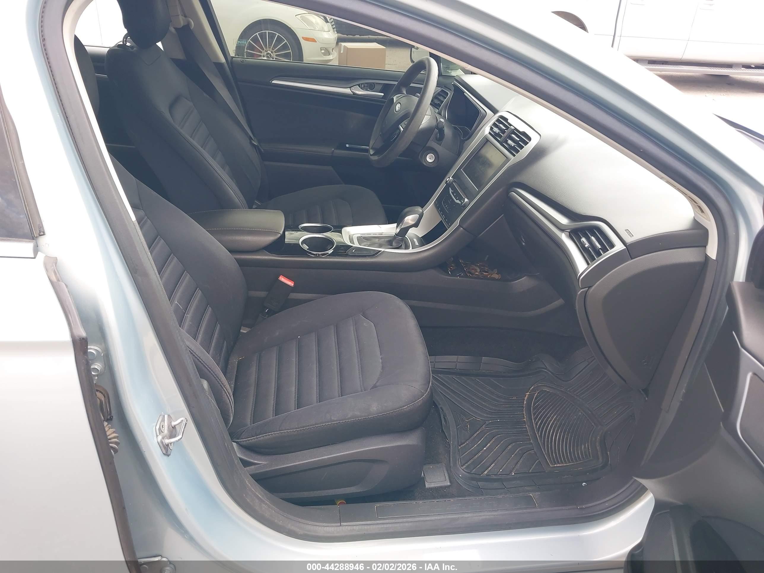 FORD FUSION image 5