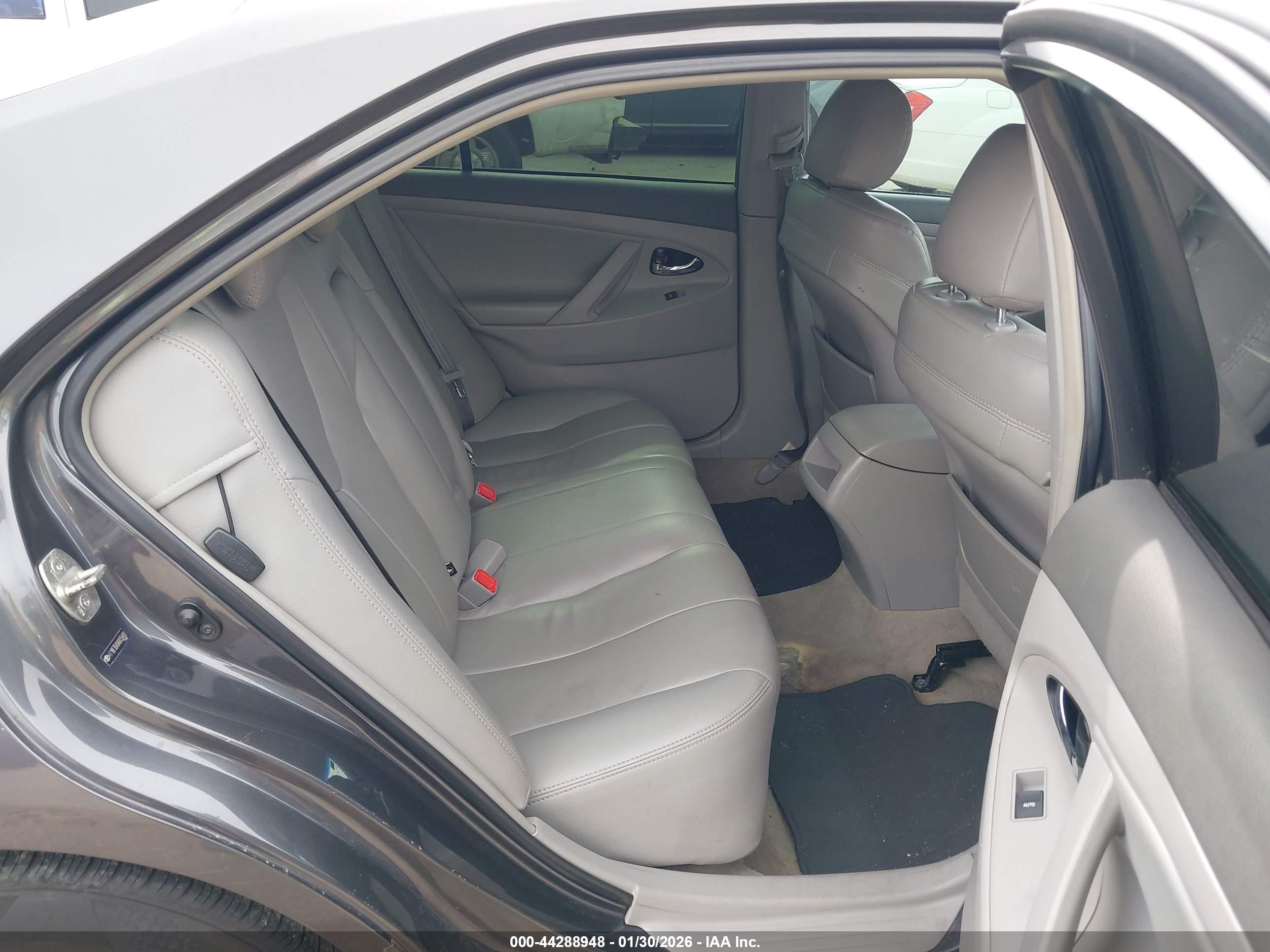 TOYOTA CAMRY image 8