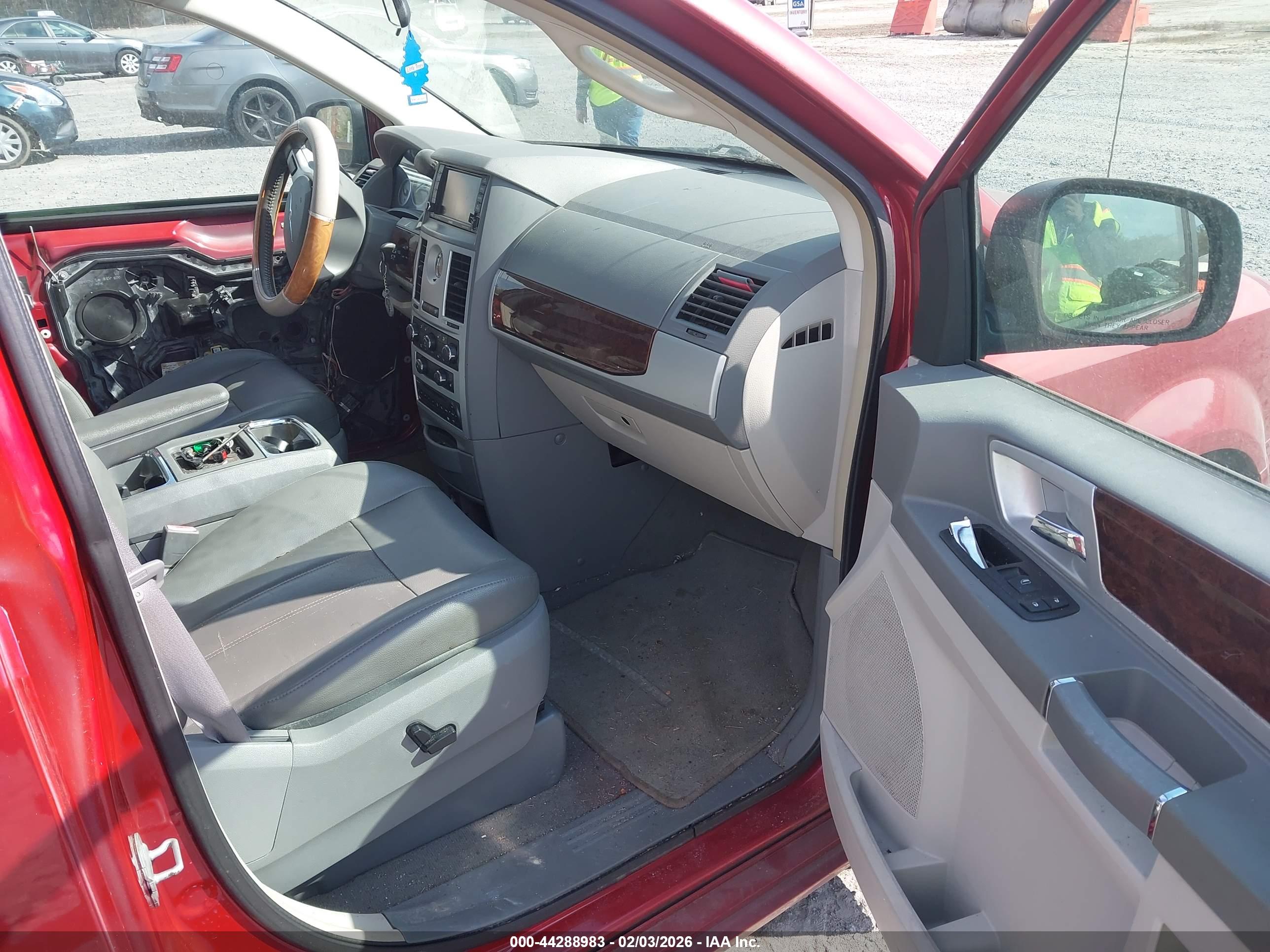 CHRYSLER TOWN image 5