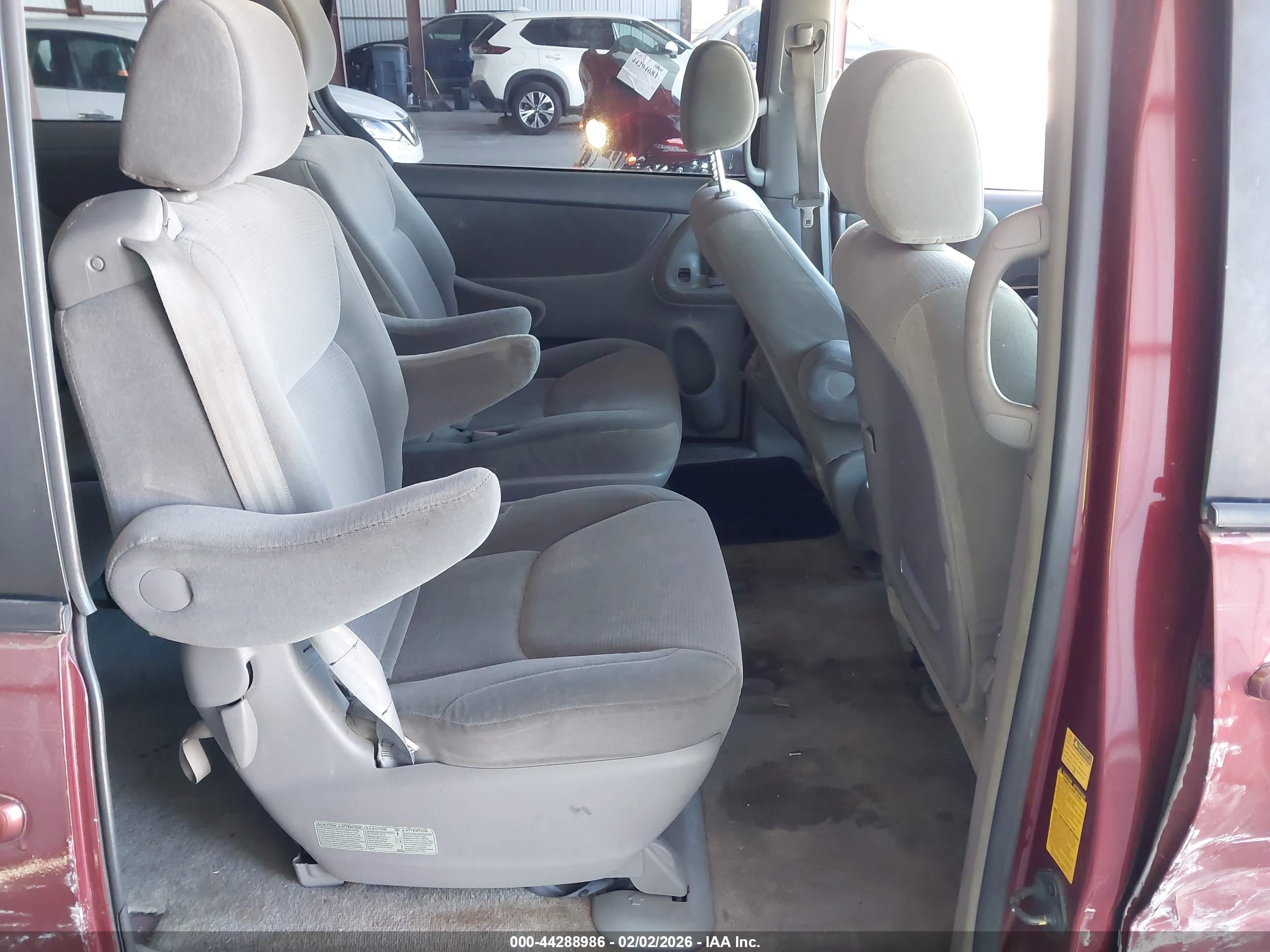 TOYOTA SIENNA image 5