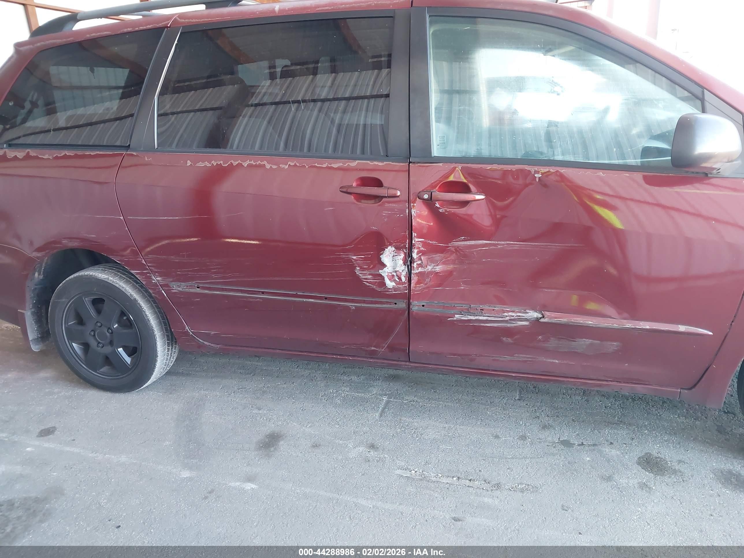 TOYOTA SIENNA image 6