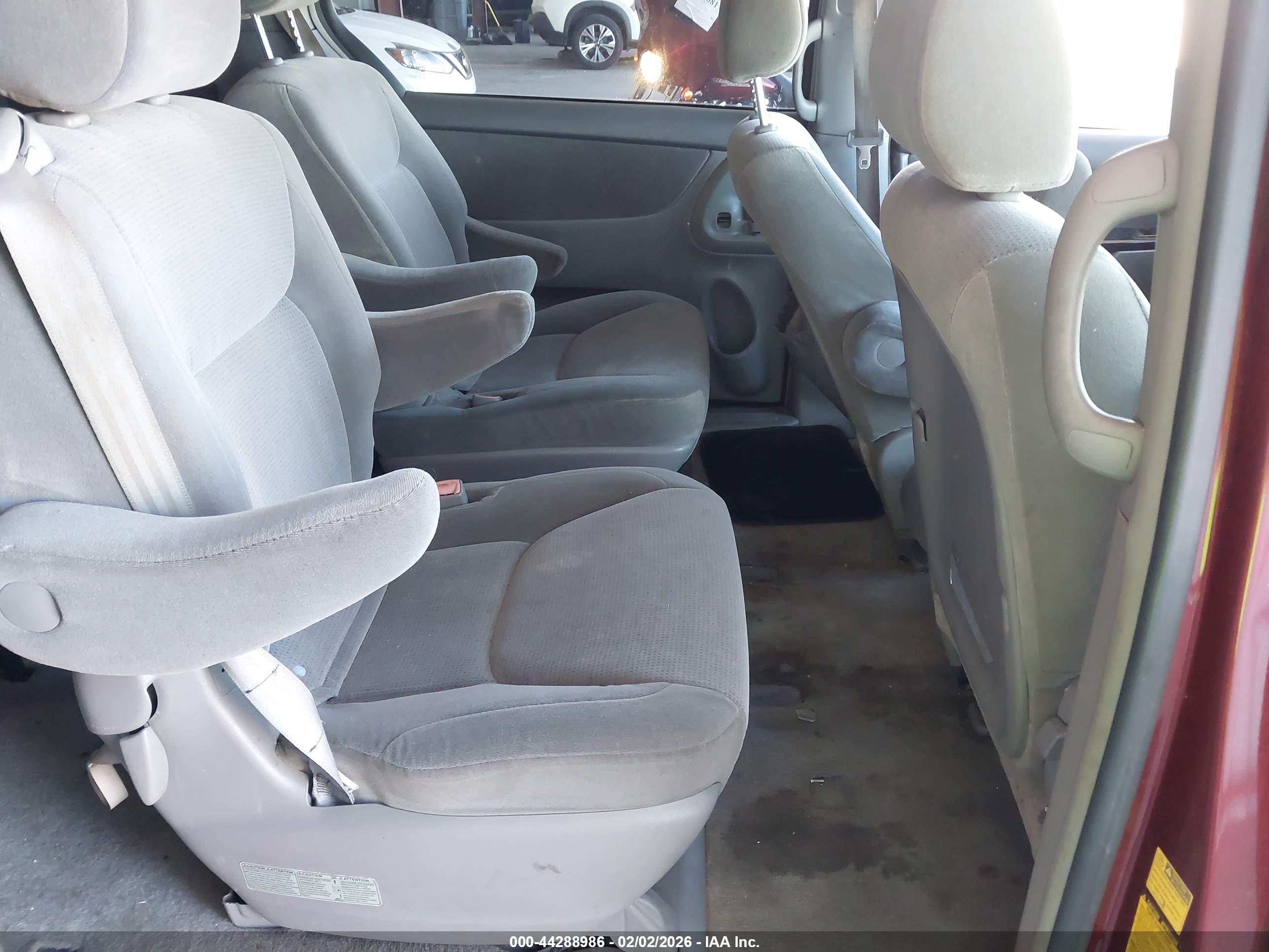 TOYOTA SIENNA image 8