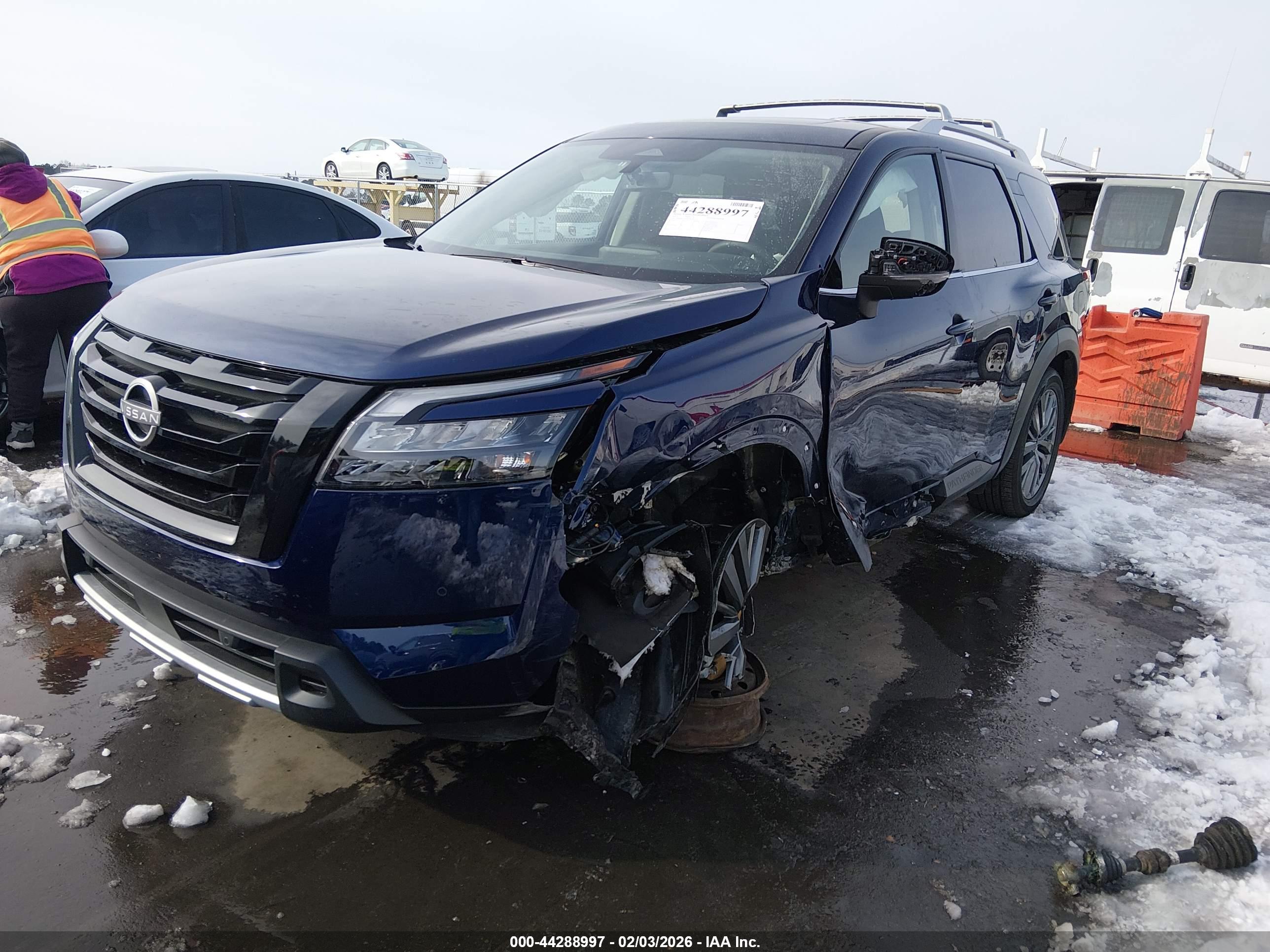 NISSAN PATHFINDER image 2