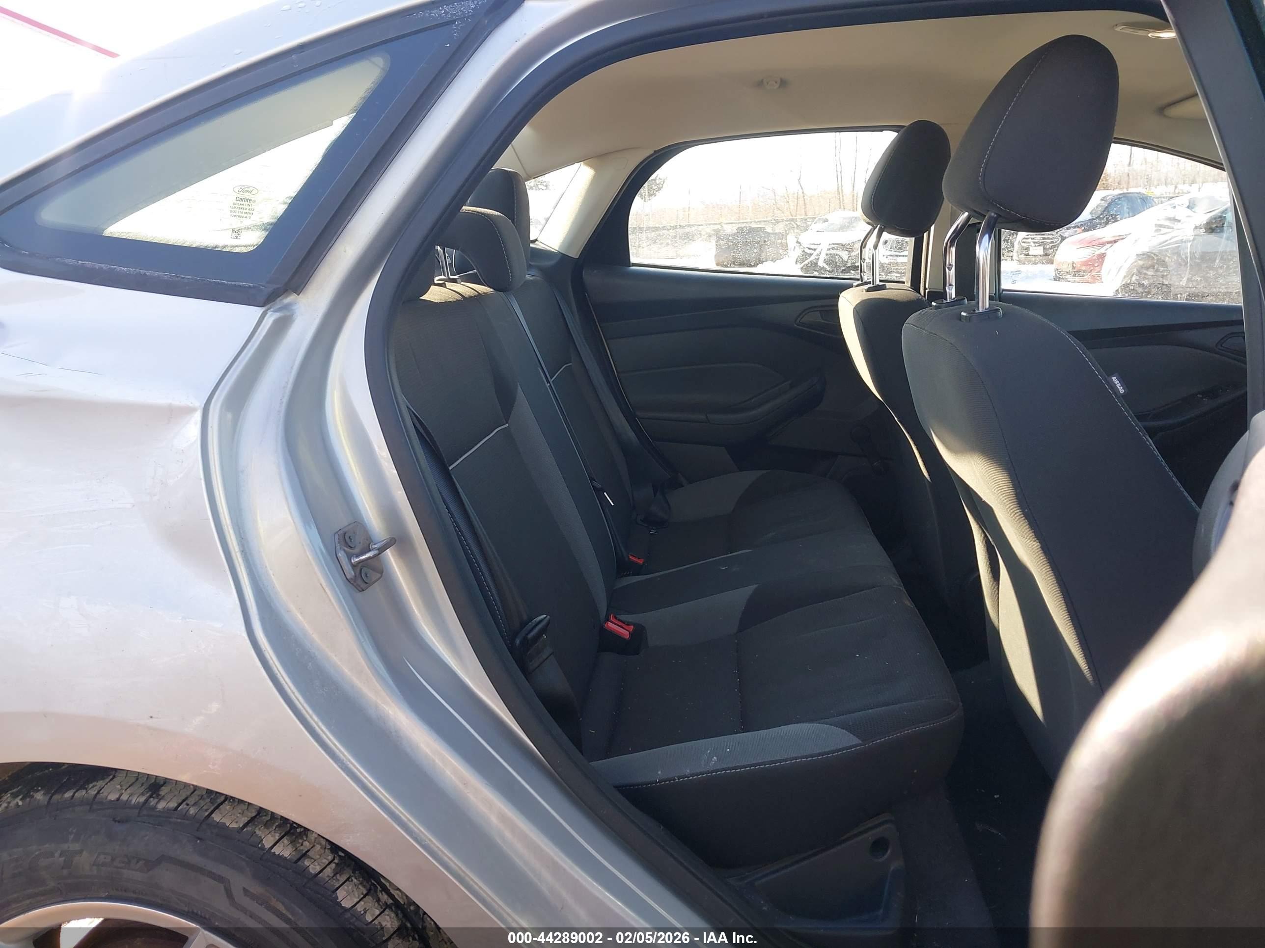 FORD FOCUS image 8