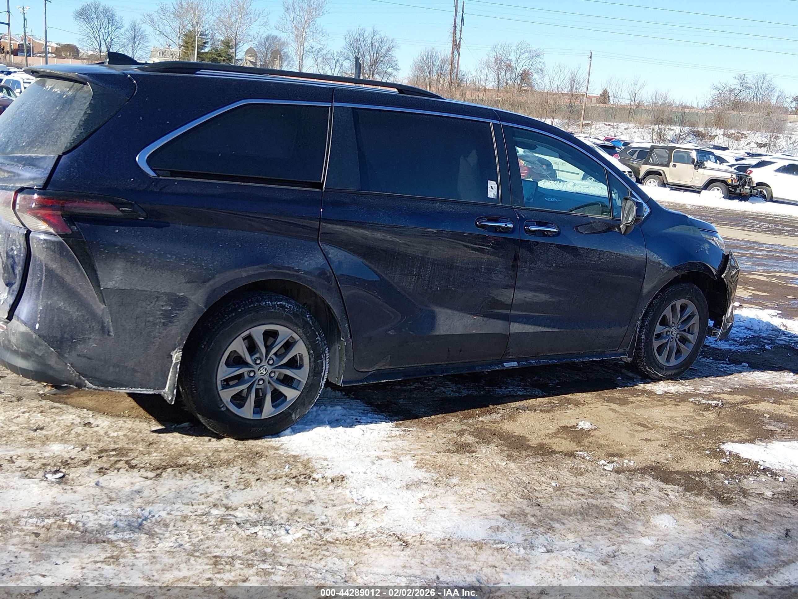 TOYOTA SIENNA image 4