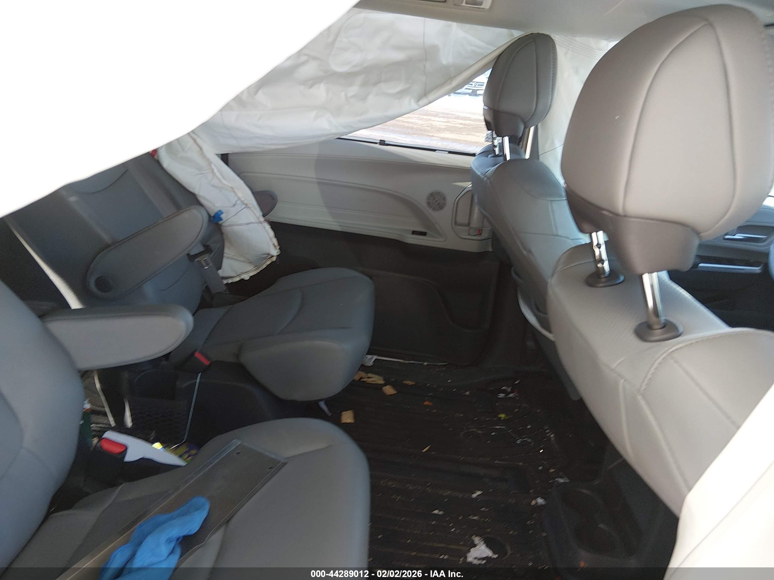 TOYOTA SIENNA image 8