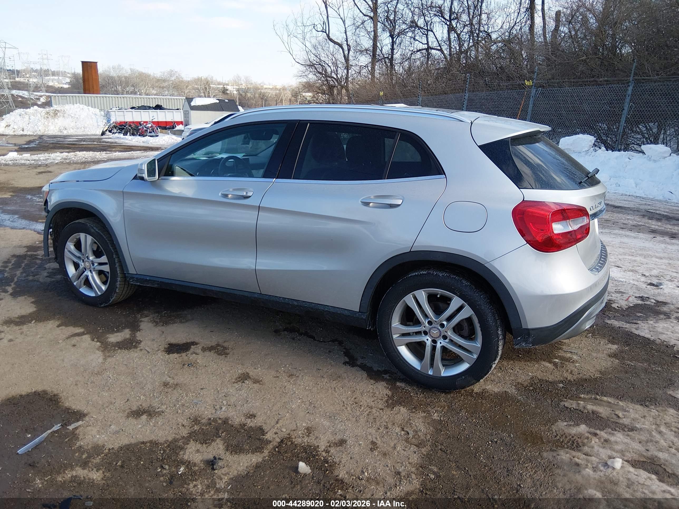 MERCEDES-BENZ GLA image 3
