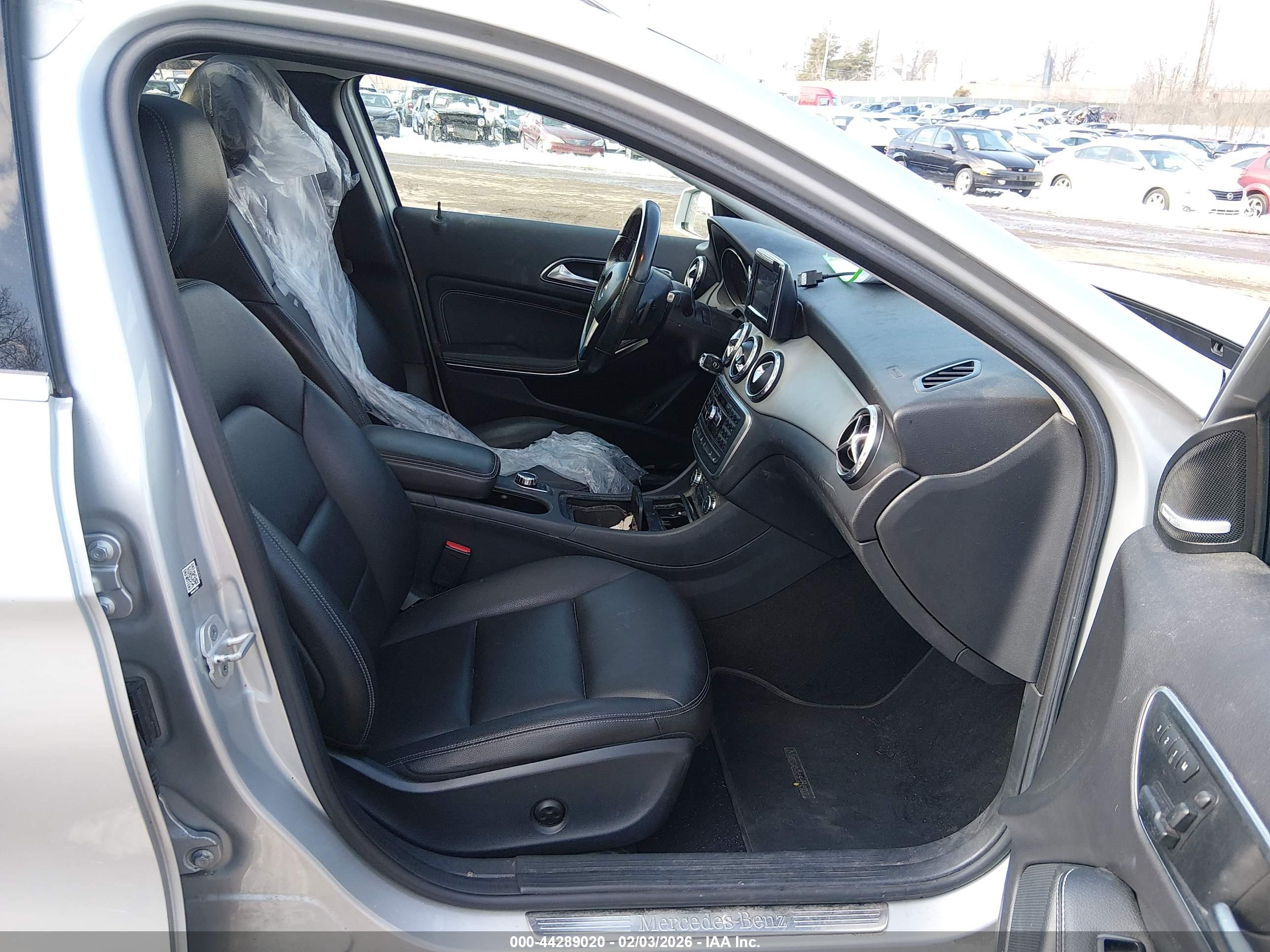 MERCEDES-BENZ GLA image 5