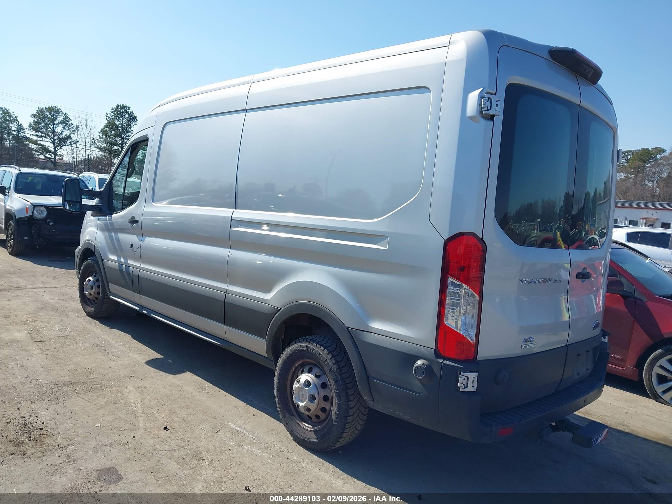 FORD TRANSIT-250 image 3