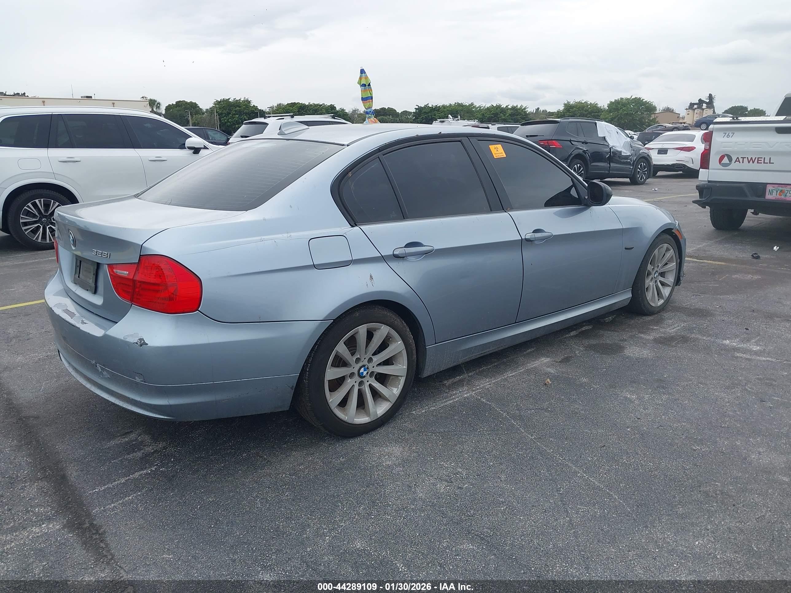 BMW 328I image 4