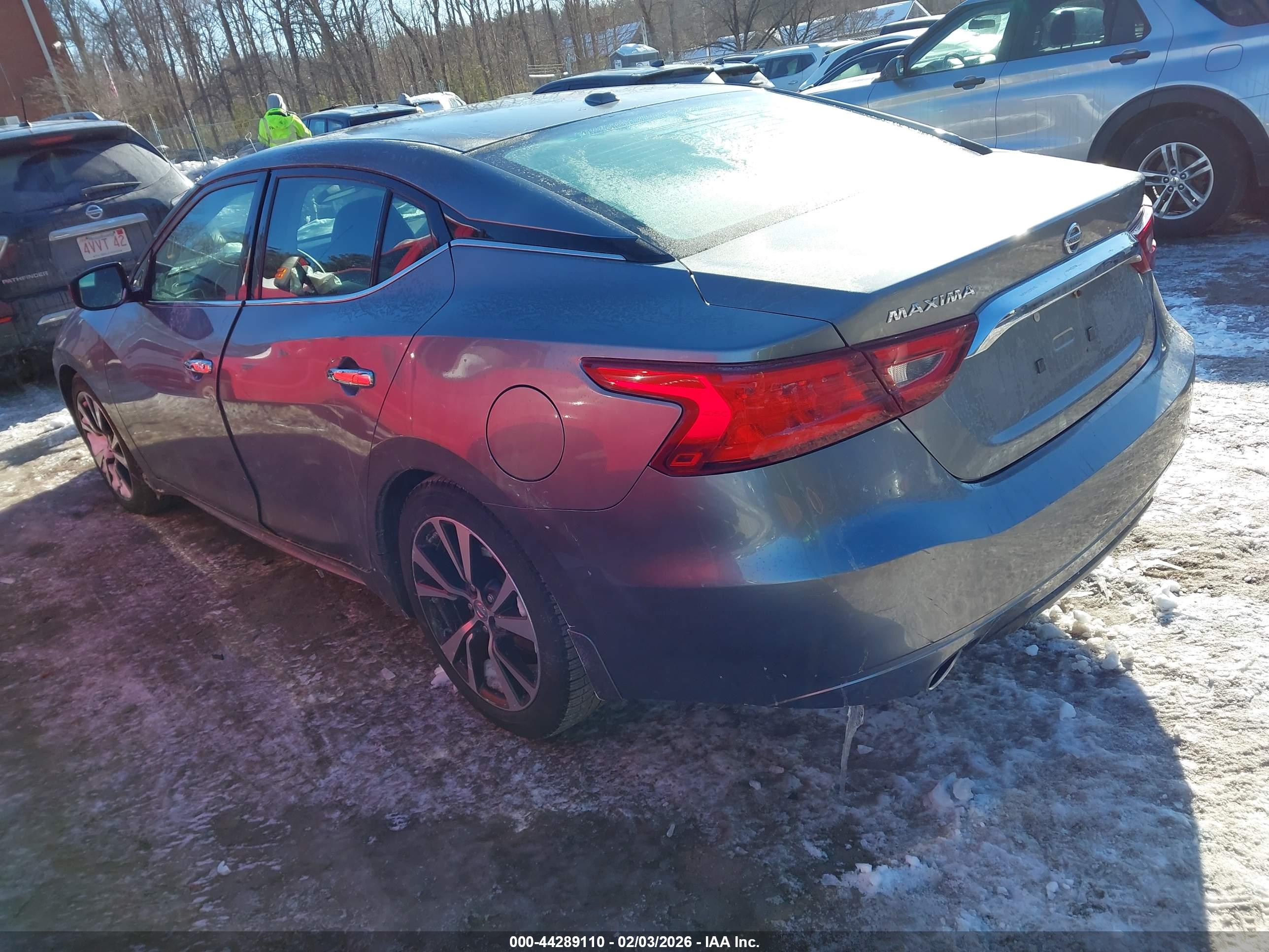 NISSAN MAXIMA image 3
